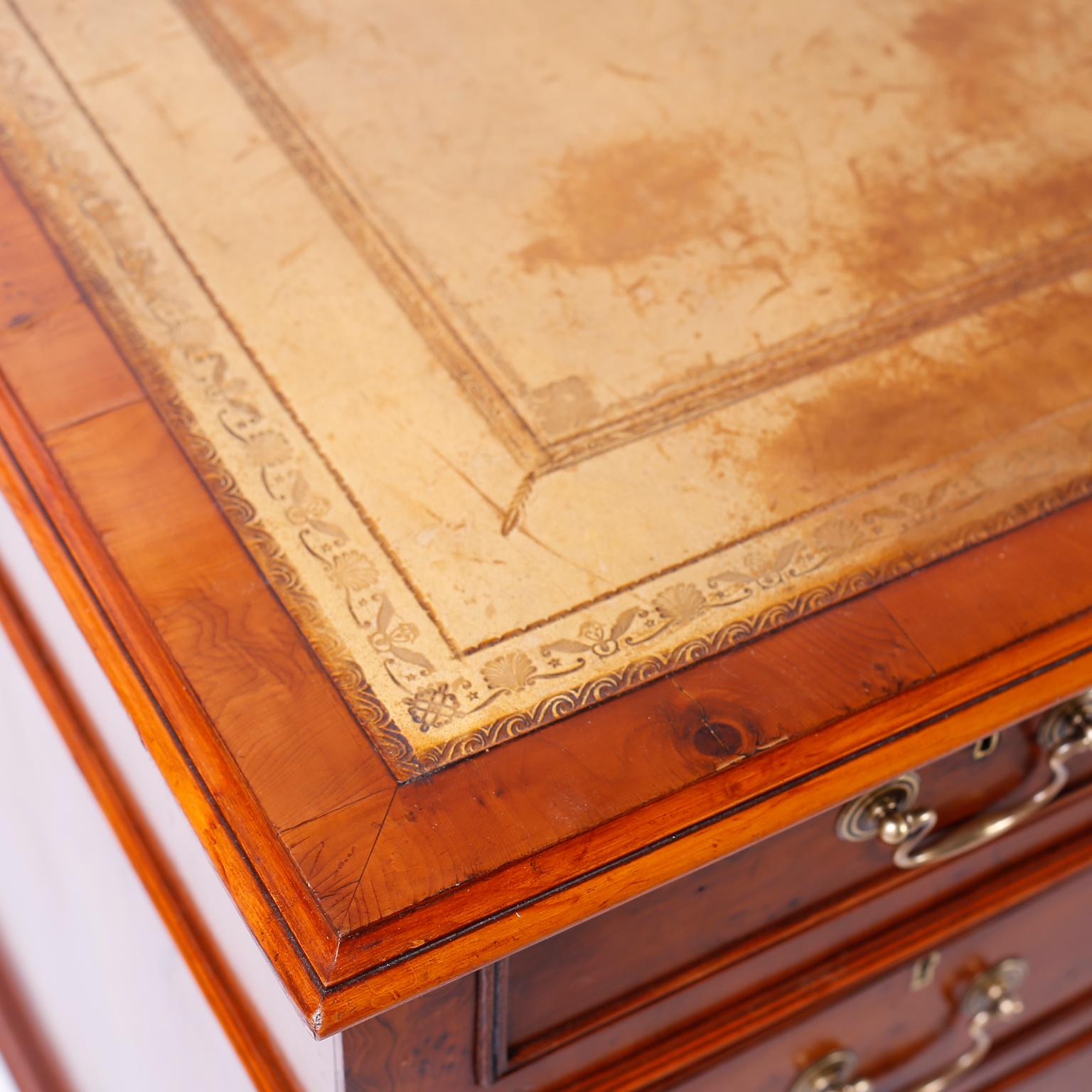 English Yew Wood Leather Top Desk In Good Condition For Sale In Palm Beach, FL