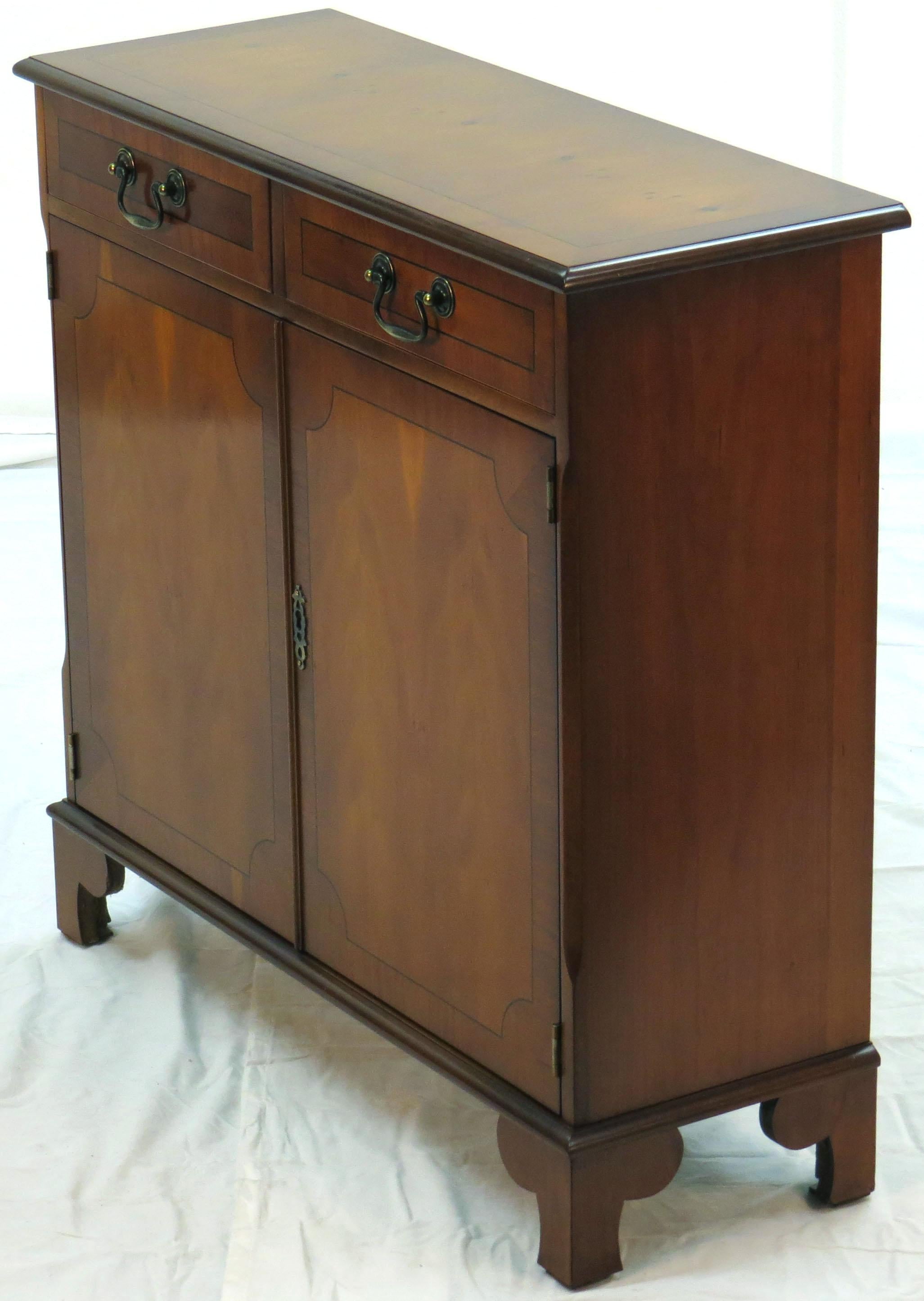 English Yew Wood Small Narrow Side Cabinet In Good Condition For Sale In Atlanta, GA