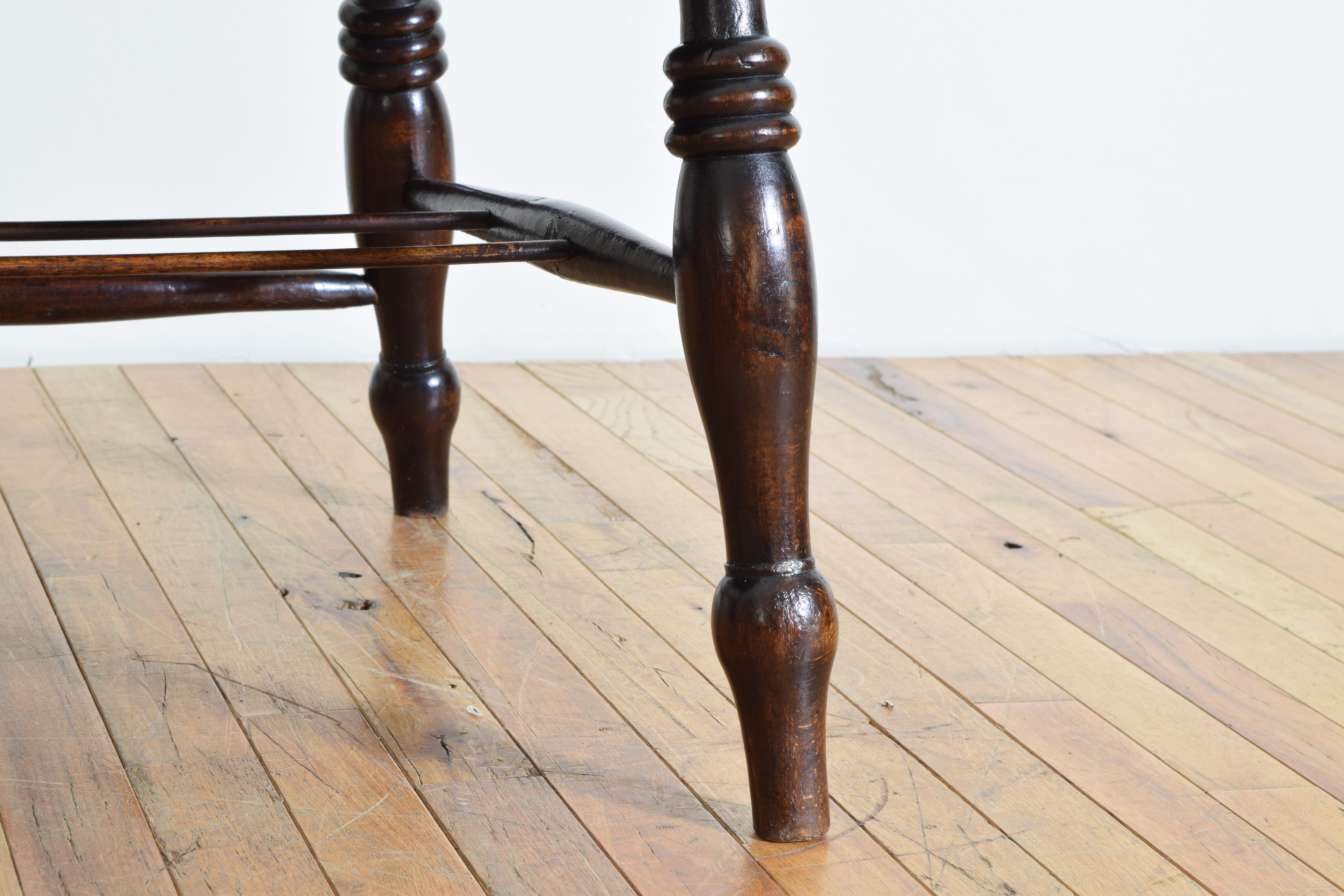 Poltrona Windsor inglese in legno di tasso, fine del primo quarto del XIX secolo in vendita 3