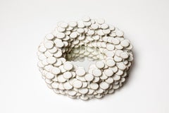 Espejo de gres engobado "Solsticio" de Mart Schrijvers, 2024