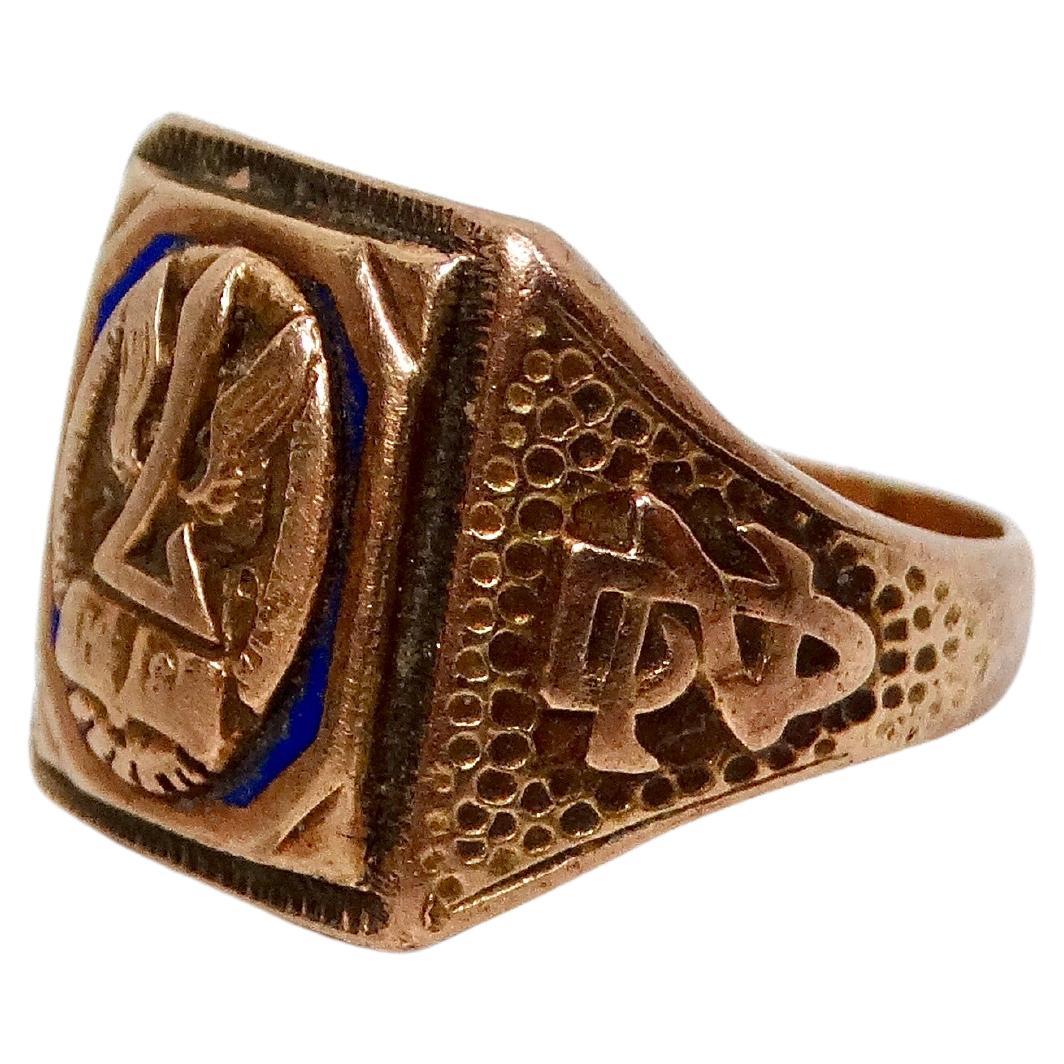 L'anello con emblema smaltato in oro 10k è uno splendido accessorio vintage che emana un'eleganza senza tempo e un significato personale. Realizzato in  In oro a 10 carati, questo anello presenta un emblema smaltato ben dettagliato che aggiunge un