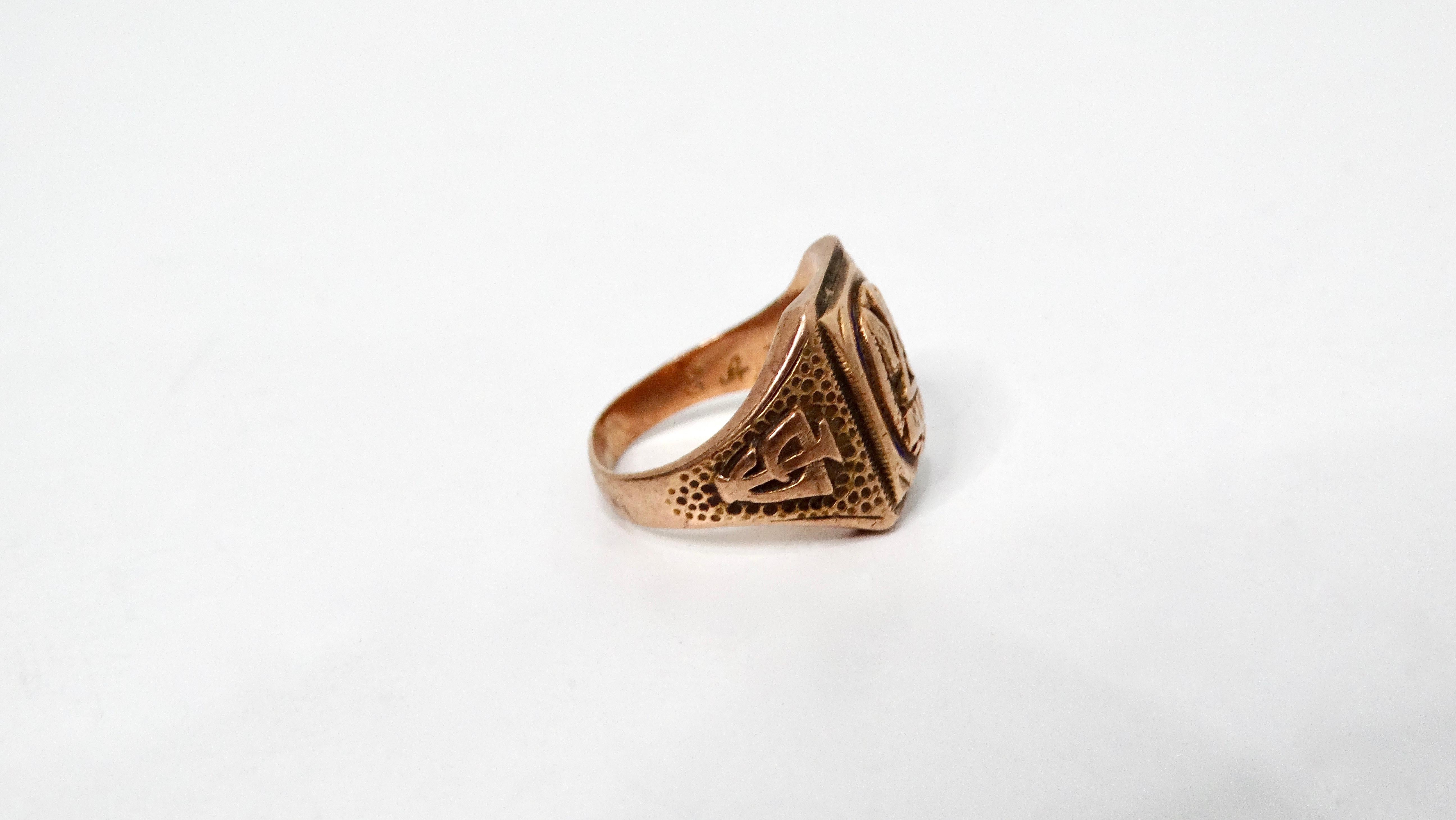 Anello con emblema smaltato in oro 10k inciso, circa anni '50 In condizioni buone in vendita a Scottsdale, AZ