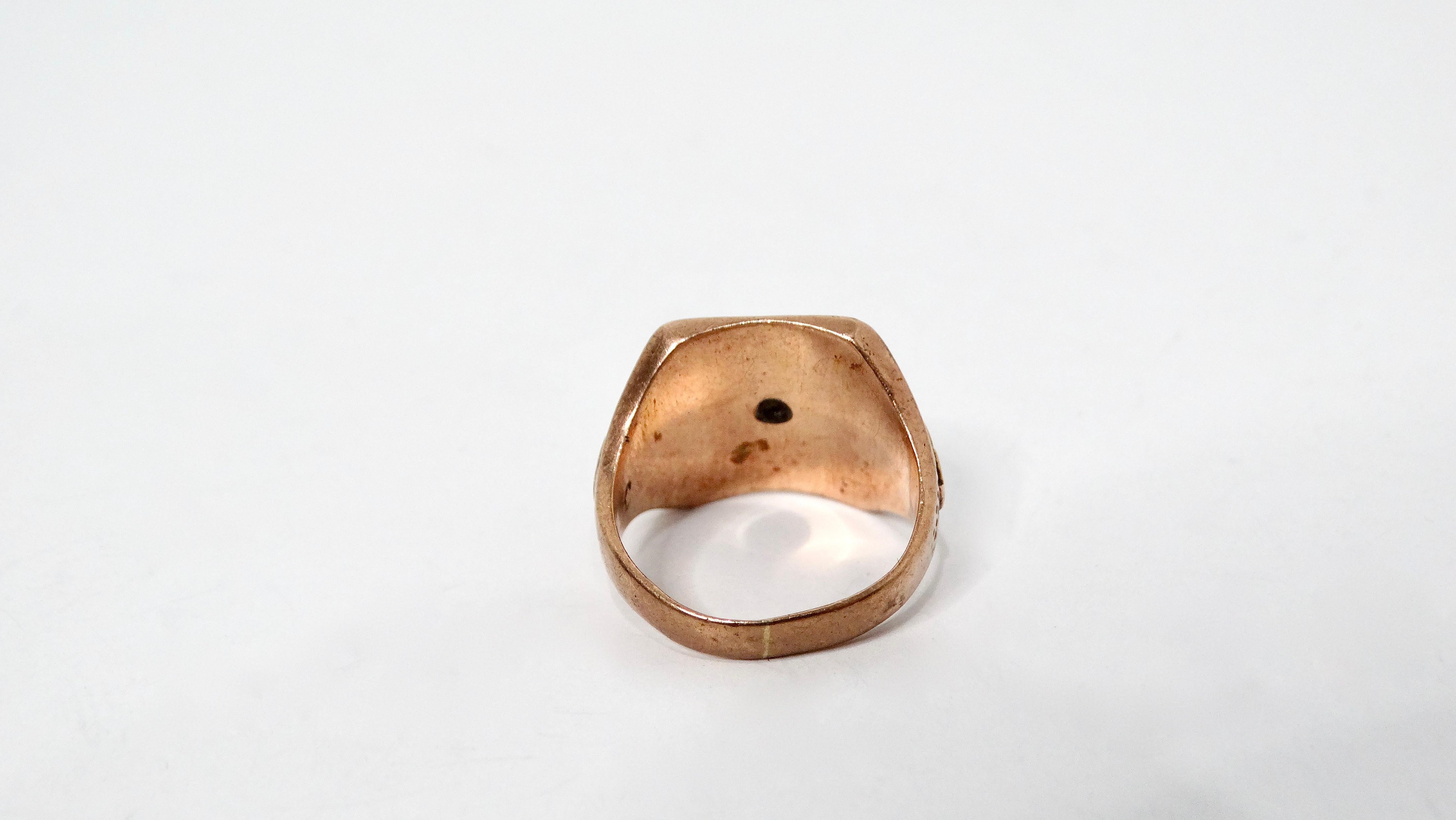 da uomo o donna Anello con emblema smaltato in oro 10k inciso, circa anni '50 in vendita