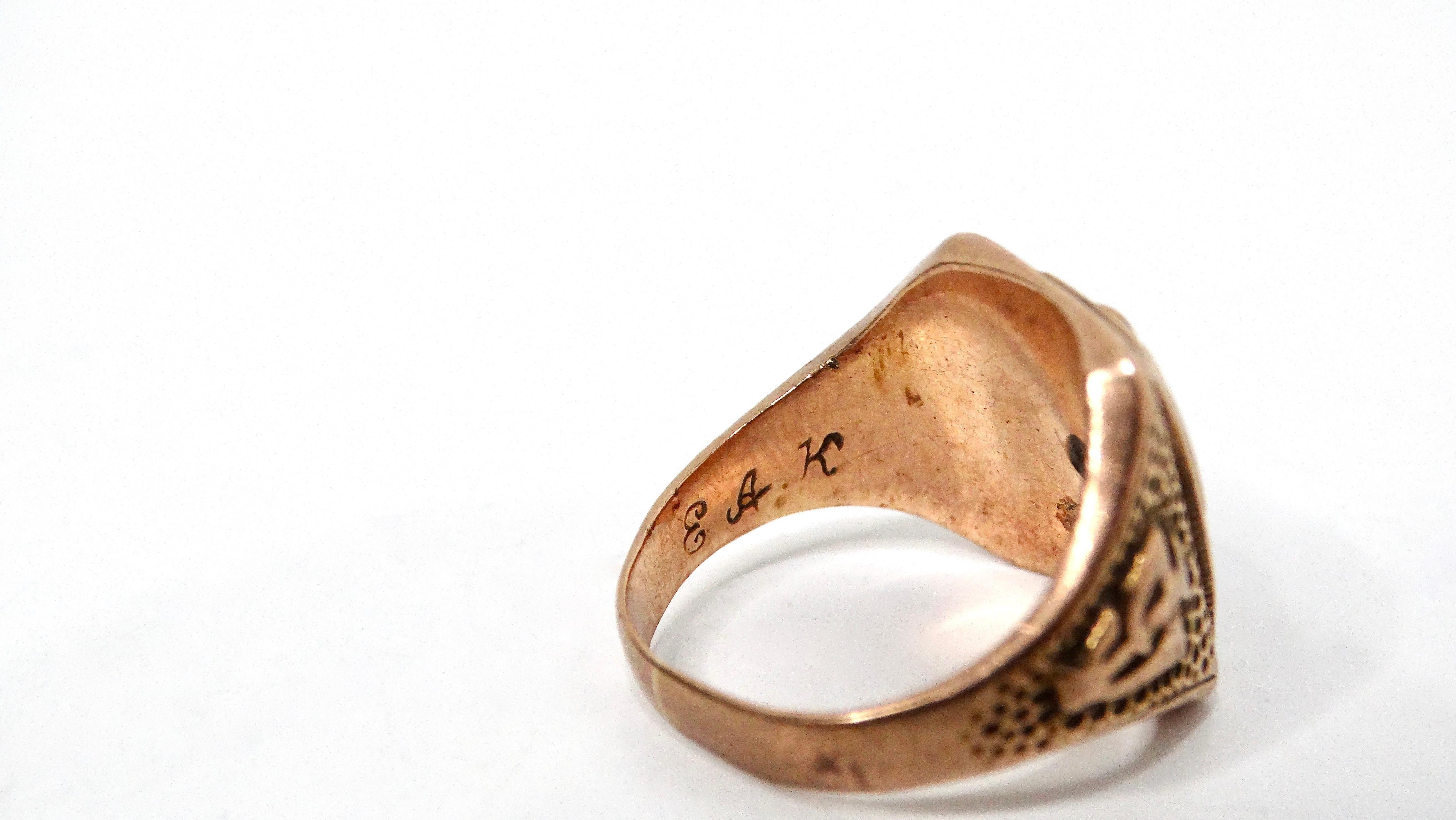 Anello con emblema smaltato in oro 10k inciso, circa anni '50 in vendita 1