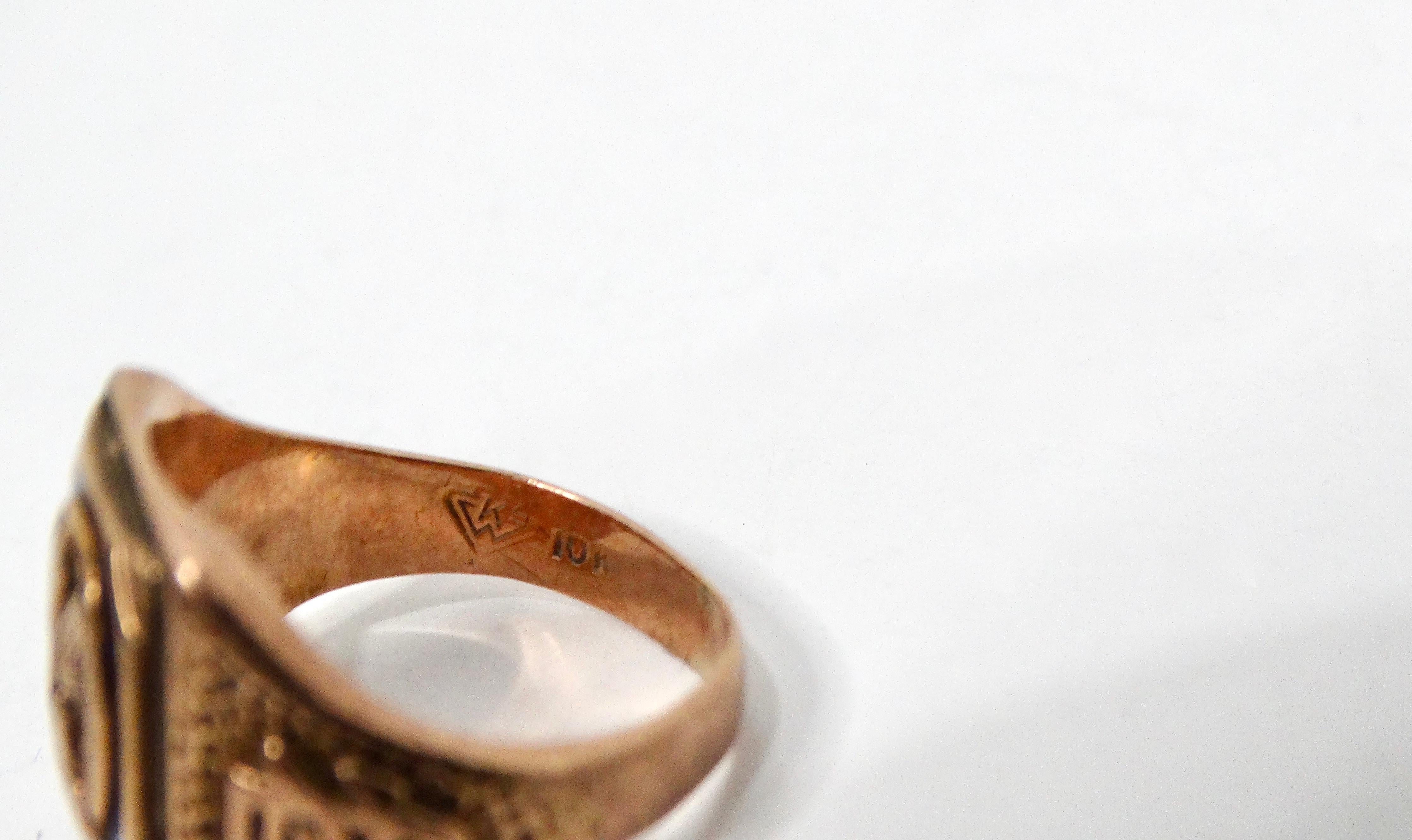 Anello con emblema smaltato in oro 10k inciso, circa anni '50 in vendita 2