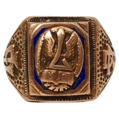 Anello con emblema smaltato in oro 10k inciso, circa anni '50