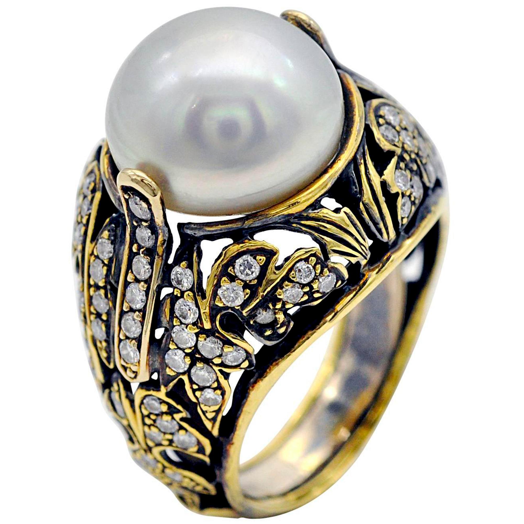 Cocktailring aus 18 Karat Gold mit gravierter Perle und Diamant