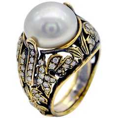 Cocktailring aus 18 Karat Gold mit gravierter Perle und Diamant