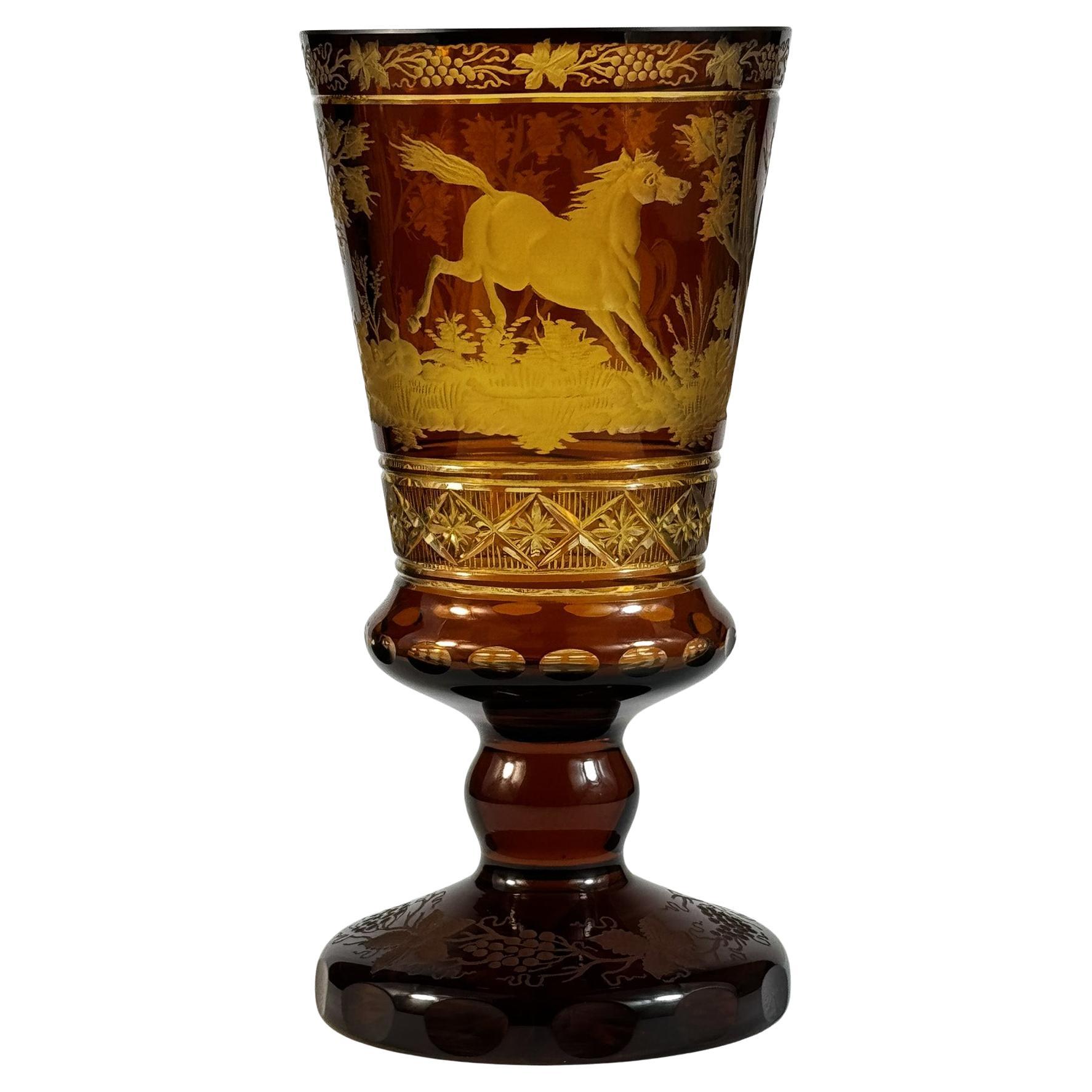 Copa de vidrio ámbar grabado - Motivo caballo - Siglo XX