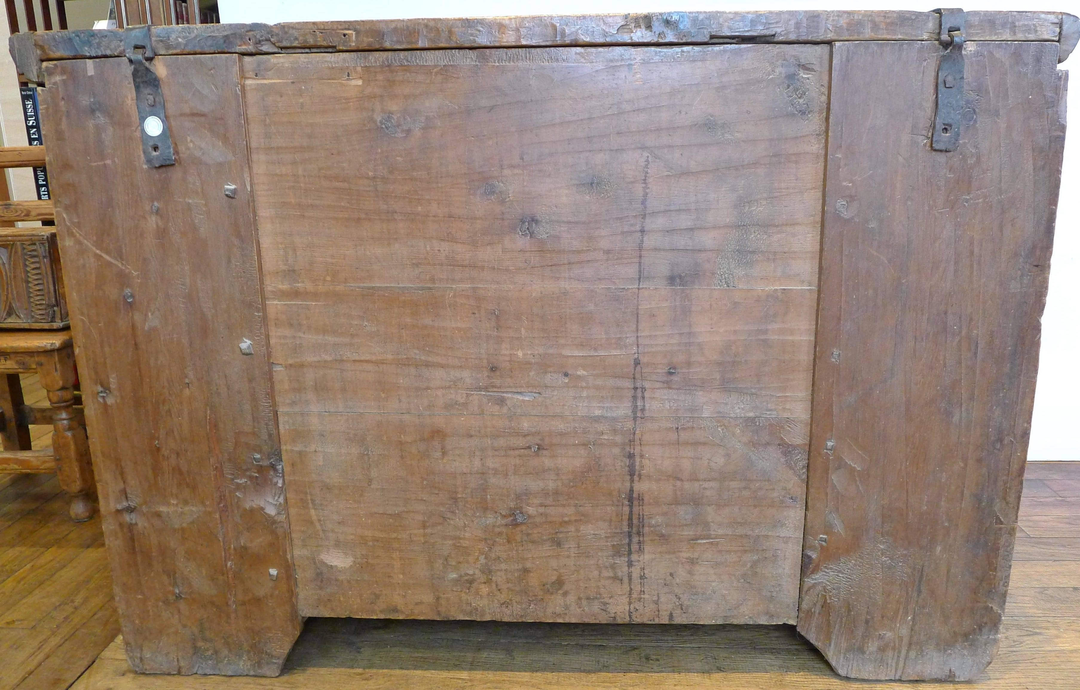 Engraved and Decorated French Chest, 18th Century In Excellent Condition For Sale In Paris, FR