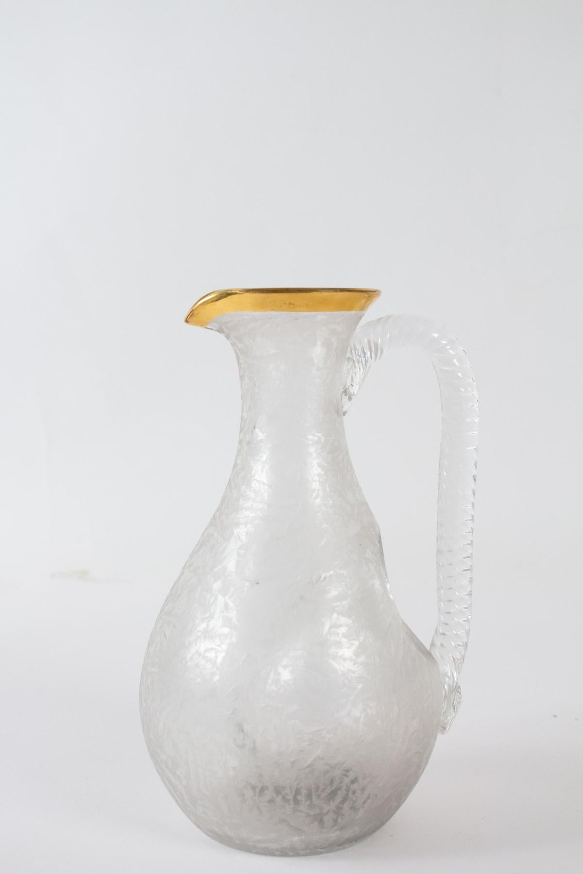 Engraved and gilded crystal carafe with ice cube tank, mid-20th century.
Measures: H 23cm, D 15cm.