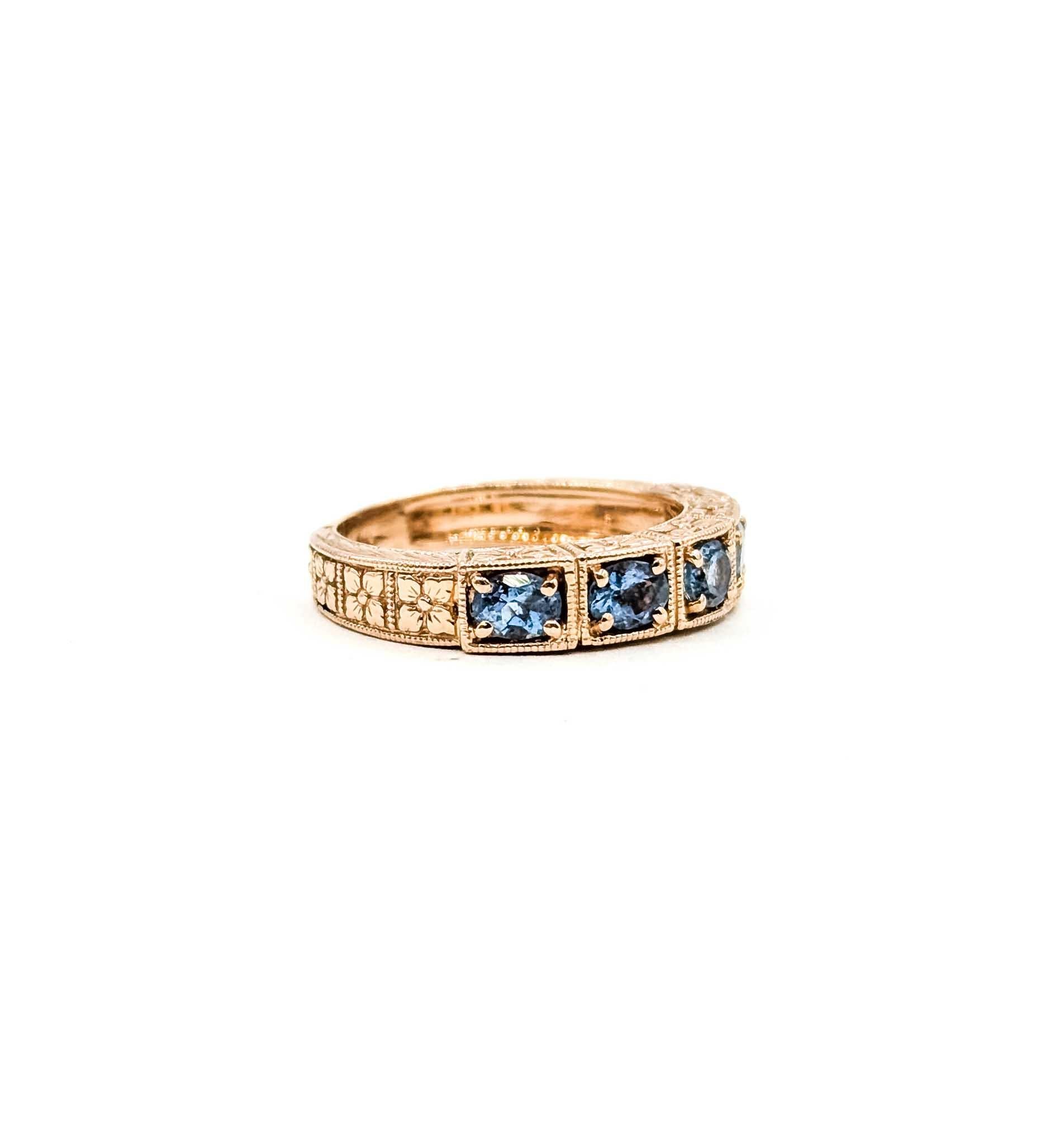 Anello con acquamarina incisa in oro rosa 14 carati

Questo anello è realizzato in oro rosa 14k e presenta un'acquamarina con un design inciso. Le acquemarine ammontano a 0,75ctw.

L'anello è attualmente una misura 6 e pesa 4,0 grammi. Questo anello