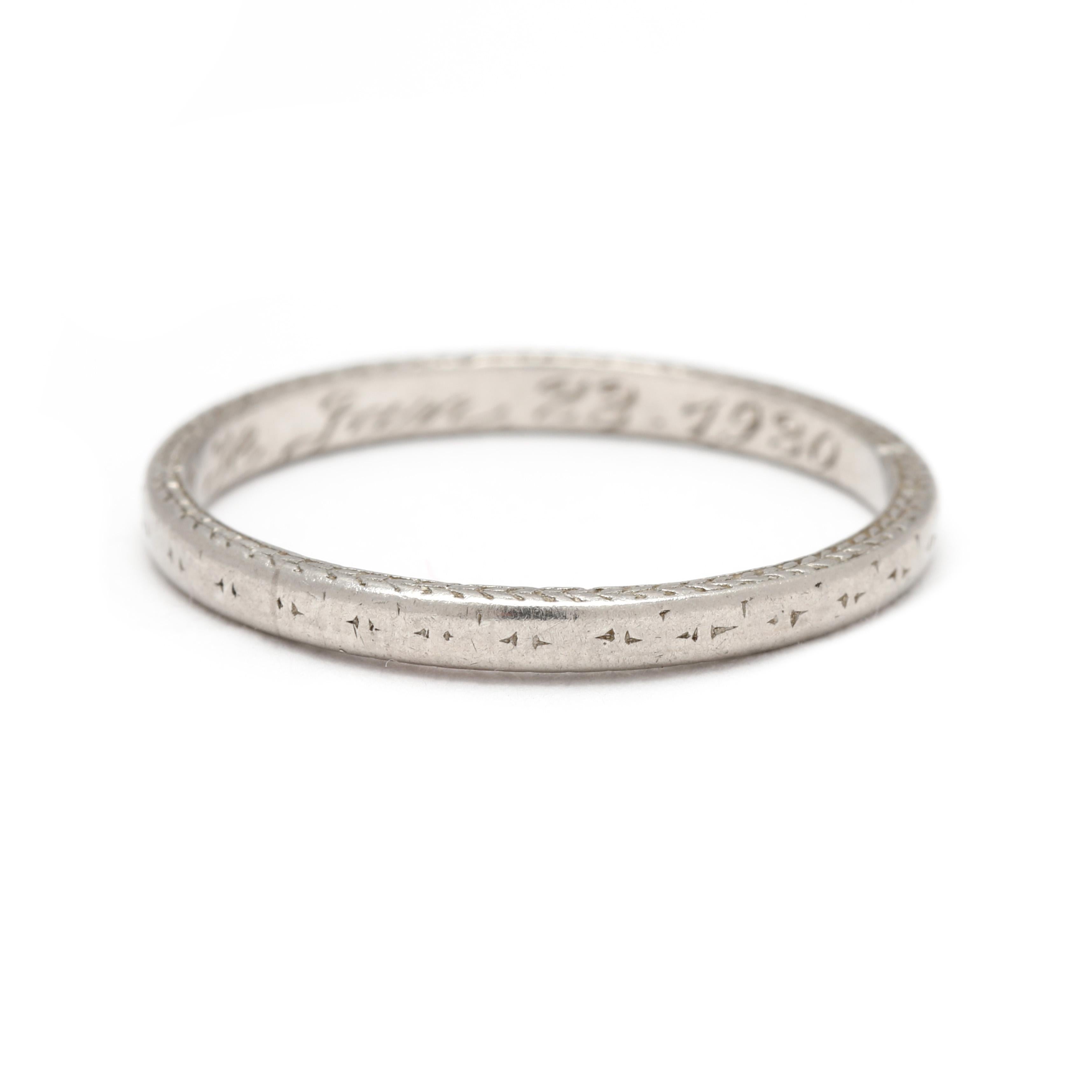 Possiedi un pezzo di storia con questo anello a fascia in platino inciso, con l'iscrizione 