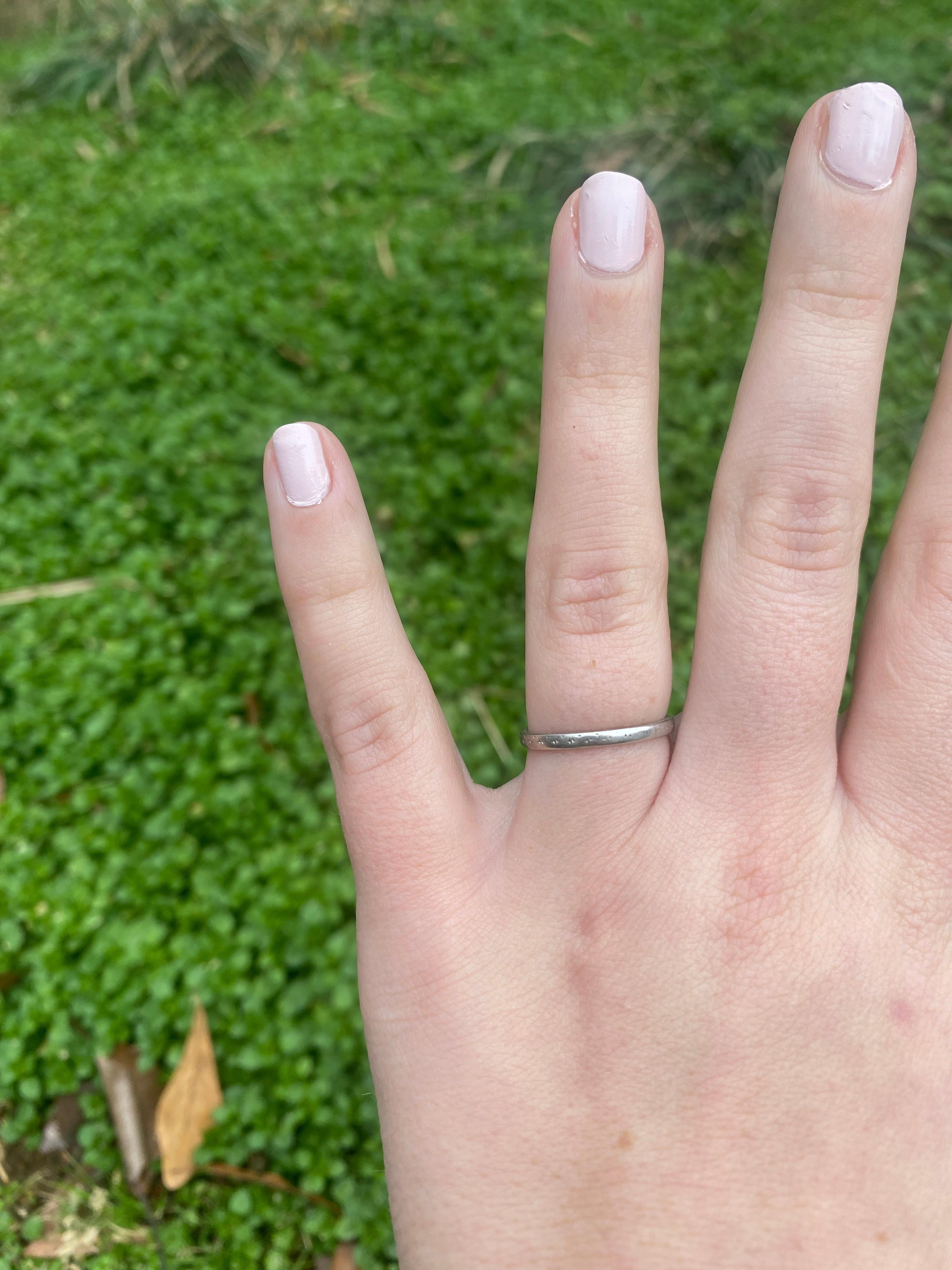 Anello a fascia inciso, platino, 