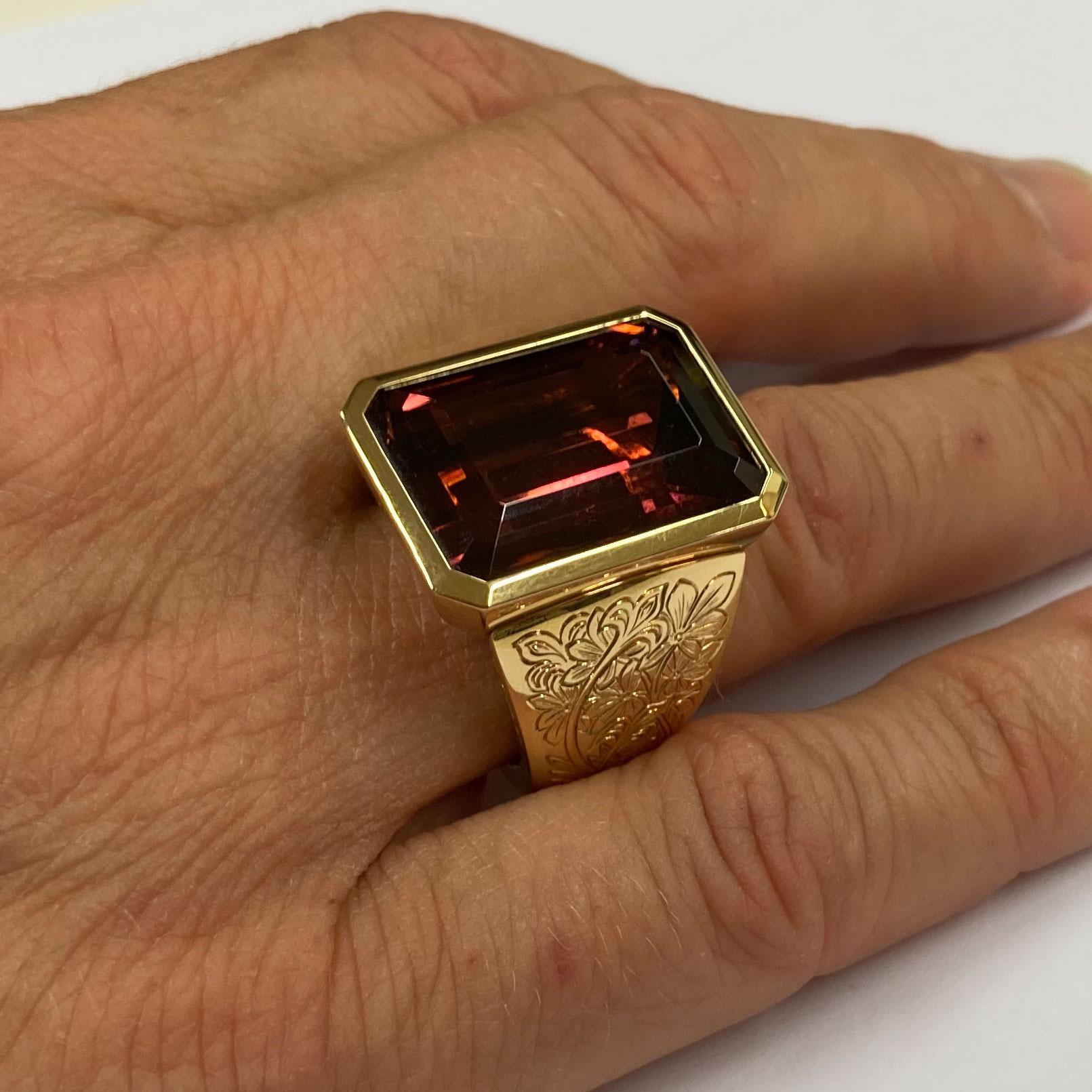 Contemporary Engraved Bold Cocktail Ring in 18 Karat Rose Gold with Dusty Pink Tourmaline For Sale