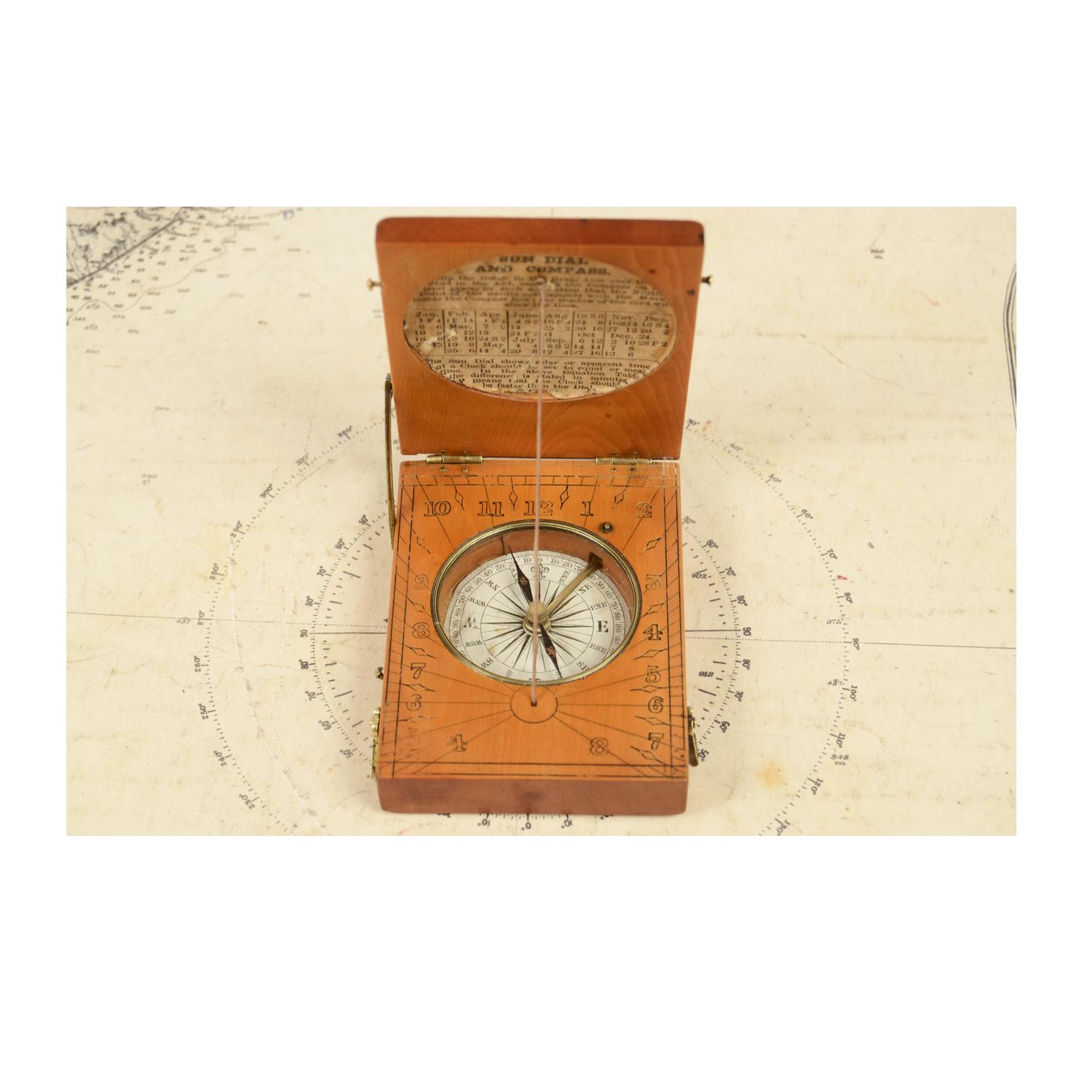 Engraved boxwood diptych sundial with brass hinges, book-shaped, English manufacture, first decade of the 19th century. The sundial is equipped with a compass for orientation inserted in the base with a needle lock and complete with a compass card