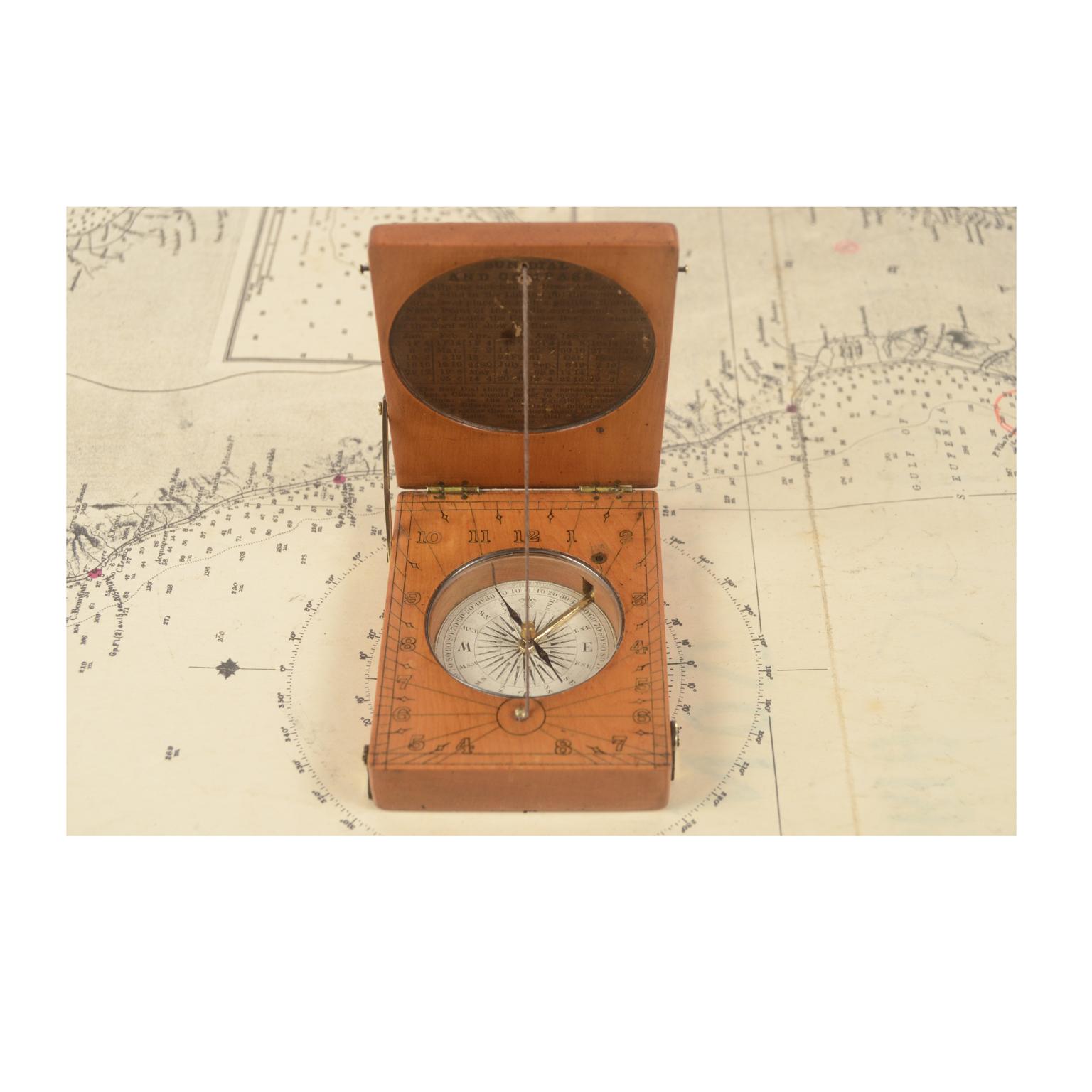 Engraved boxwood sundial with brass hinges, book-shaped, English manufacture of the second half of the 18th century. The clock is equipped with a compass for orientation inserted in the base with a needle lock and complete with a compass card on