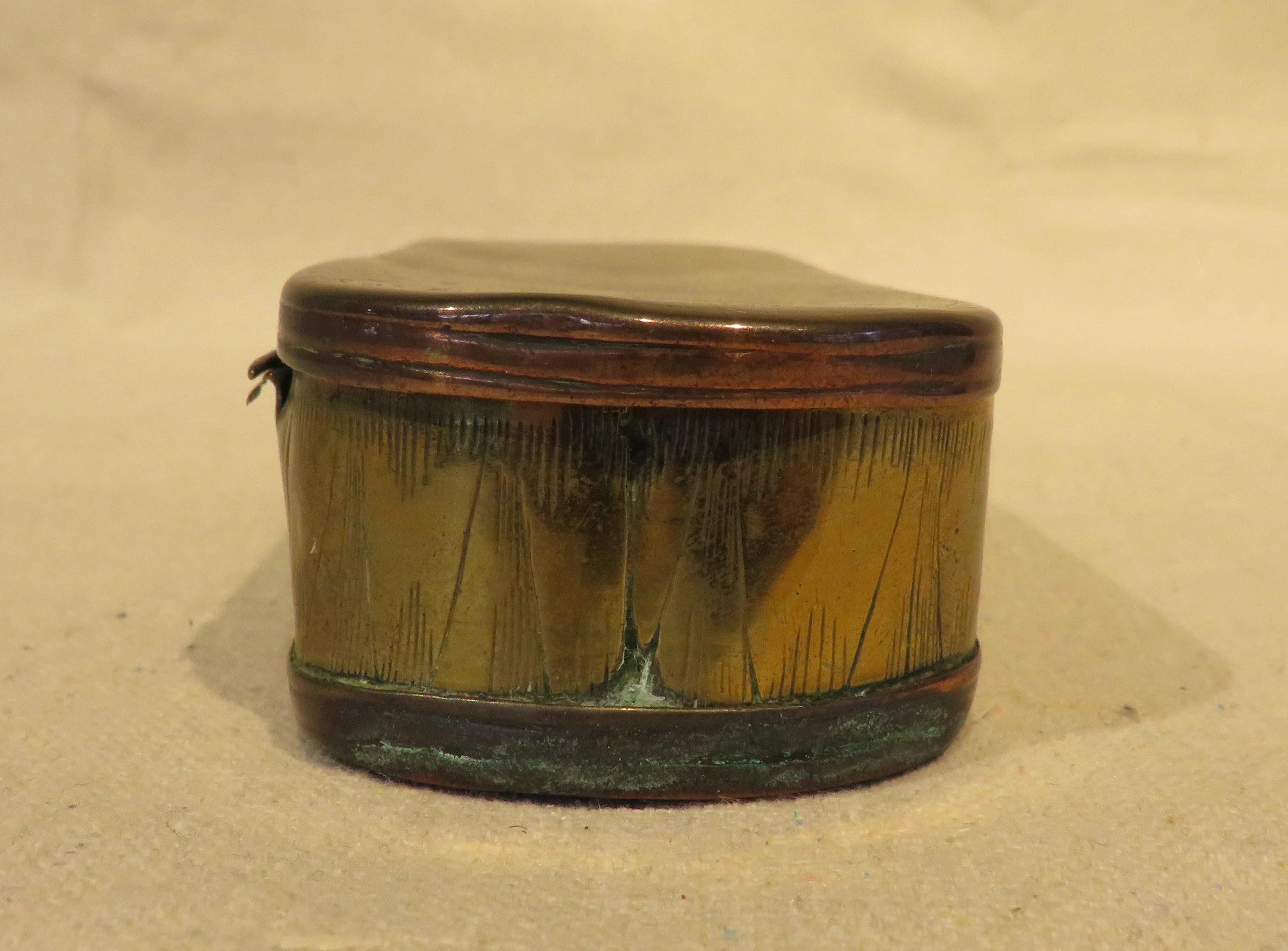 Engraved Brass and Copper Snuff Box, English, Circa 1850 For Sale 2
