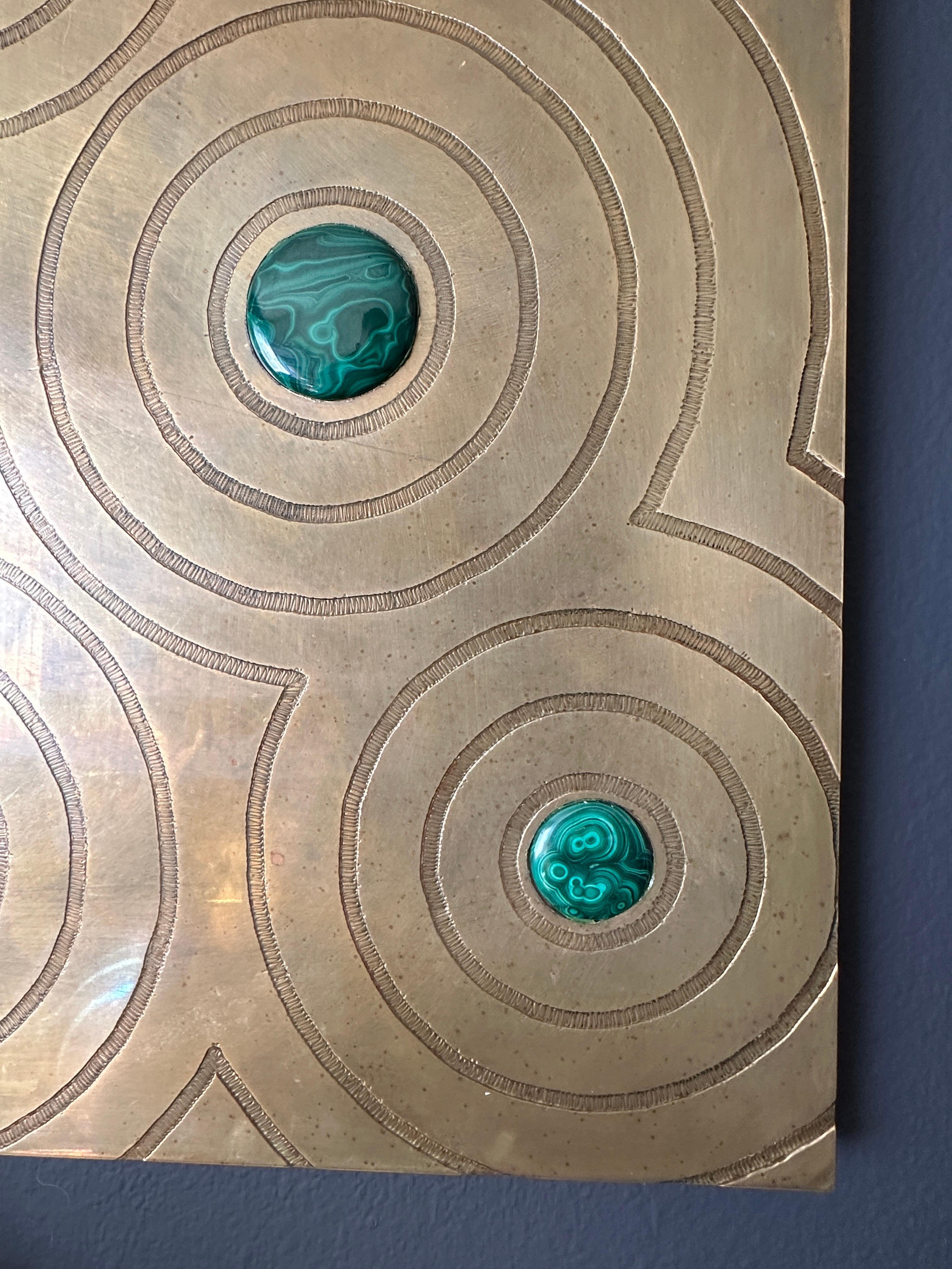 Scultura da parete in ottone inciso e malachite in vendita 2