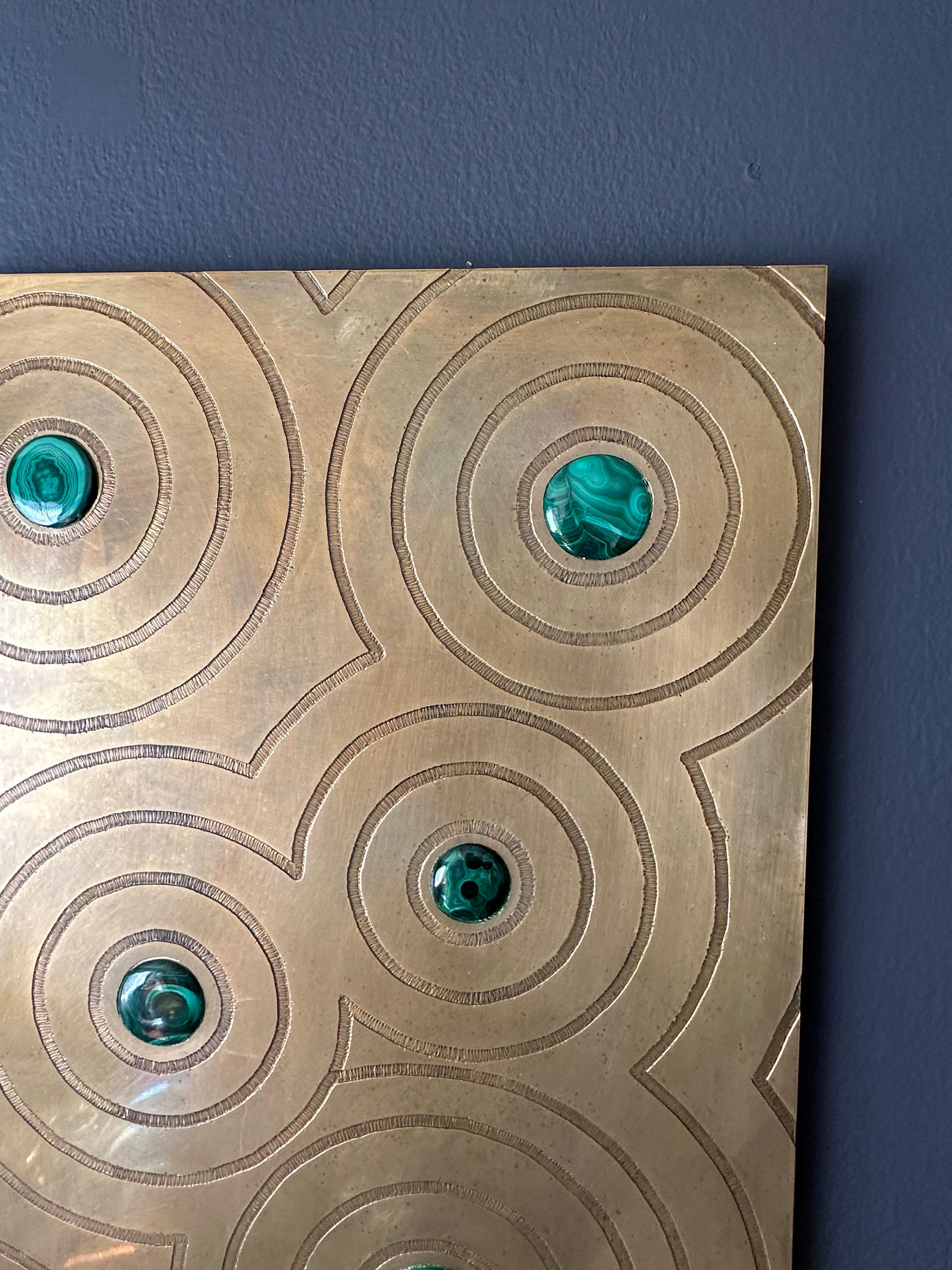Scultura da parete in ottone inciso e malachite in vendita 3