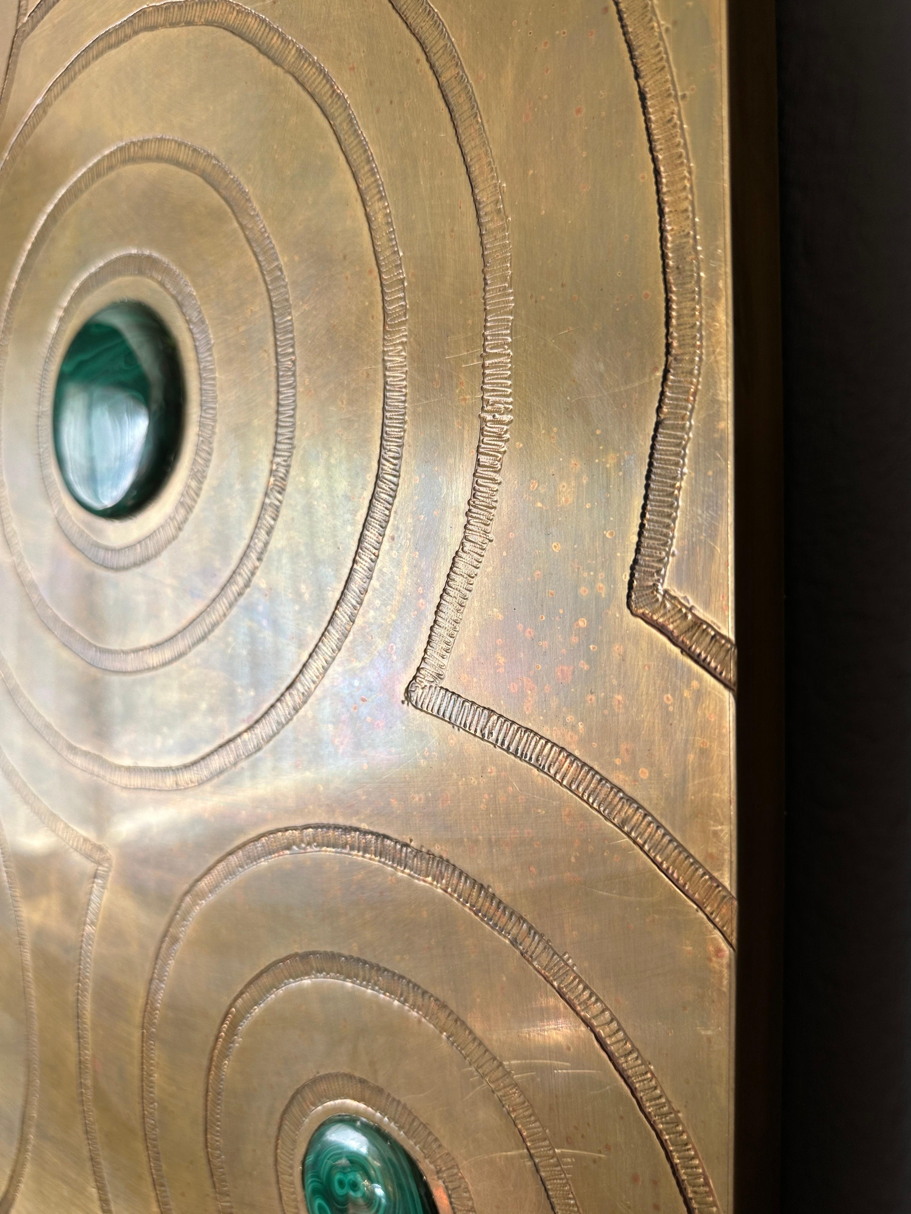 Scultura da parete in ottone inciso e malachite in vendita 6