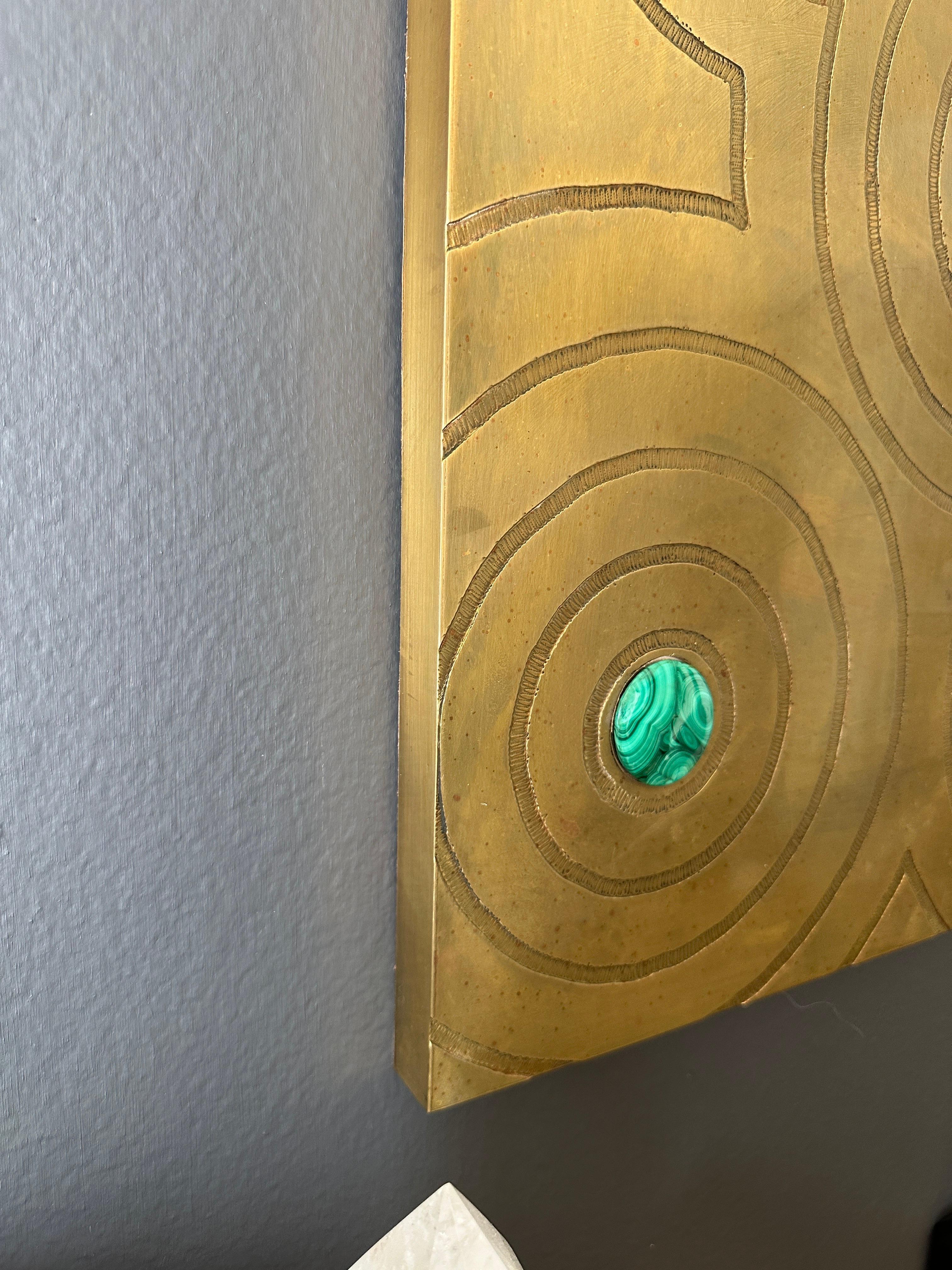 Scultura da parete in ottone inciso e malachite in vendita 7