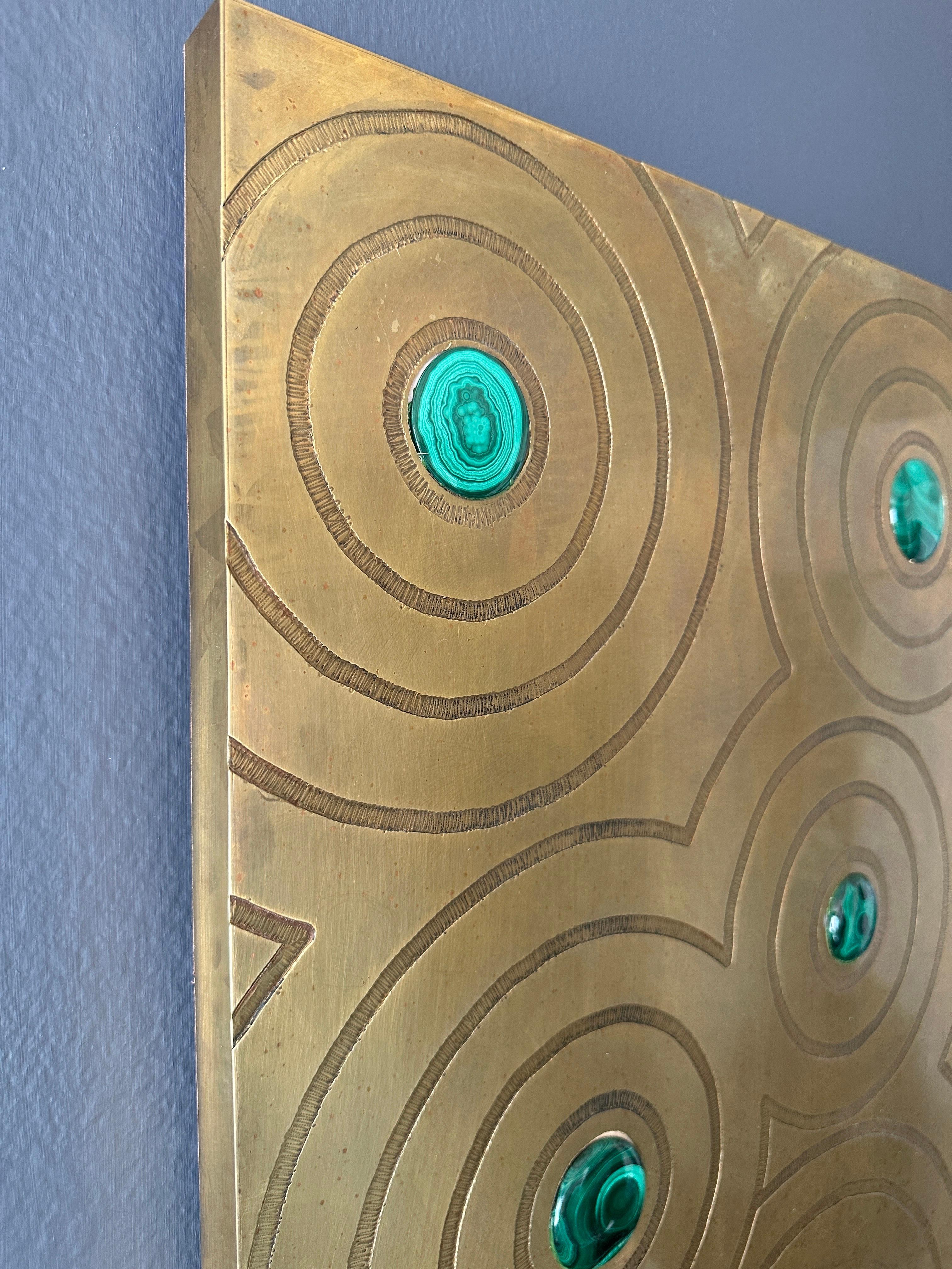 Scultura da parete in ottone inciso e malachite in vendita 9