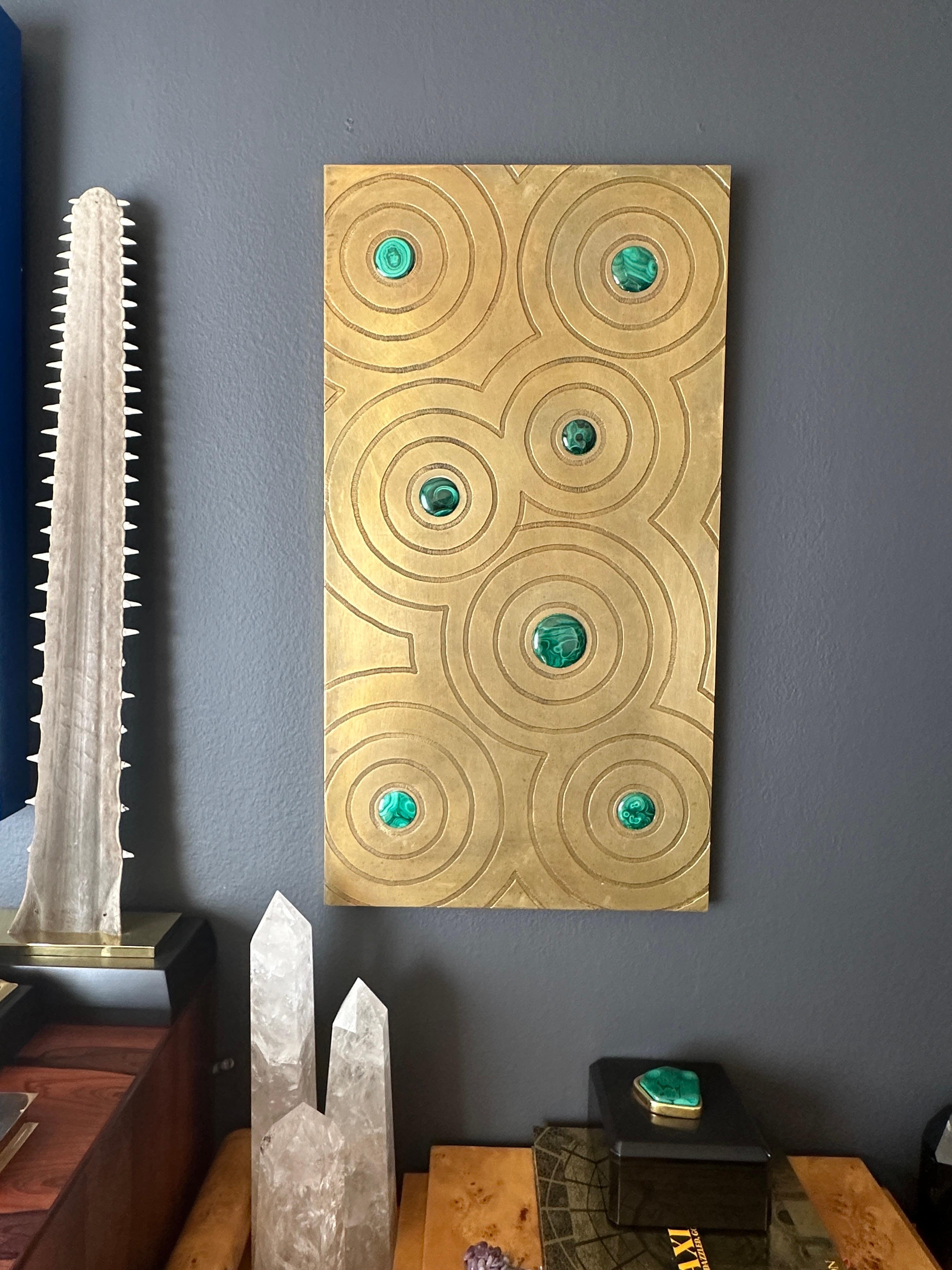 Americano Scultura da parete in ottone inciso e malachite in vendita