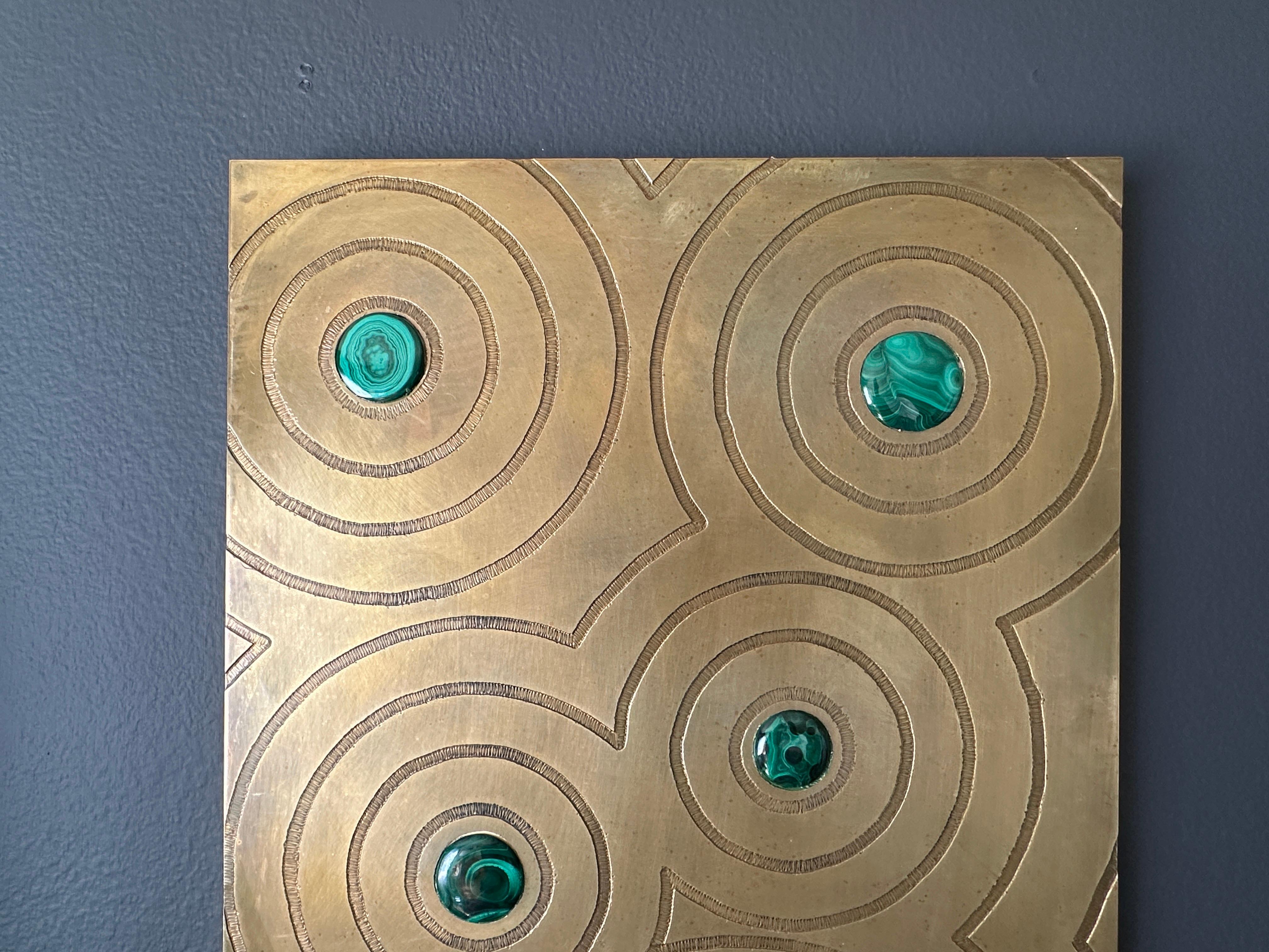 Patinato Scultura da parete in ottone inciso e malachite in vendita