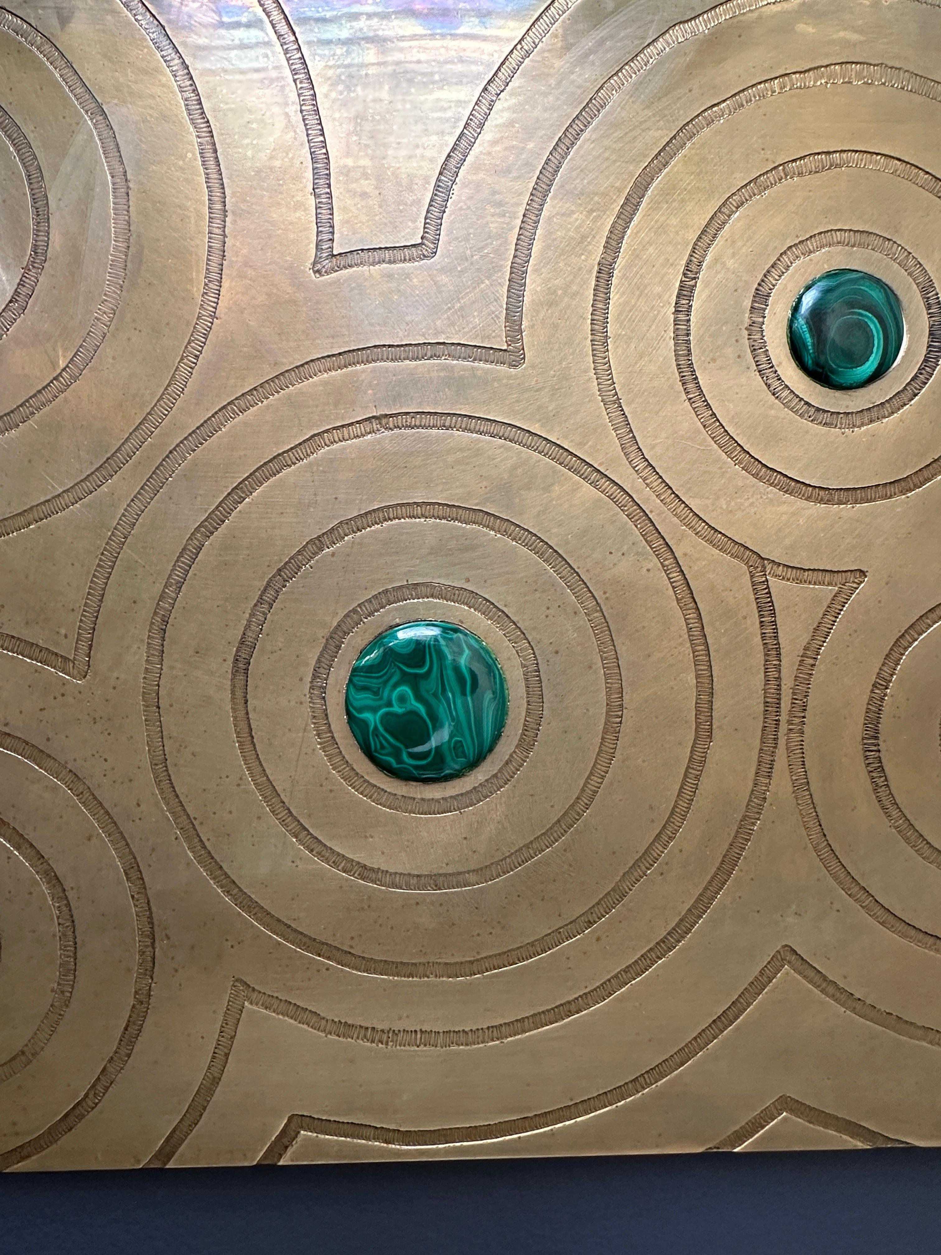 XXI secolo e contemporaneo Scultura da parete in ottone inciso e malachite in vendita