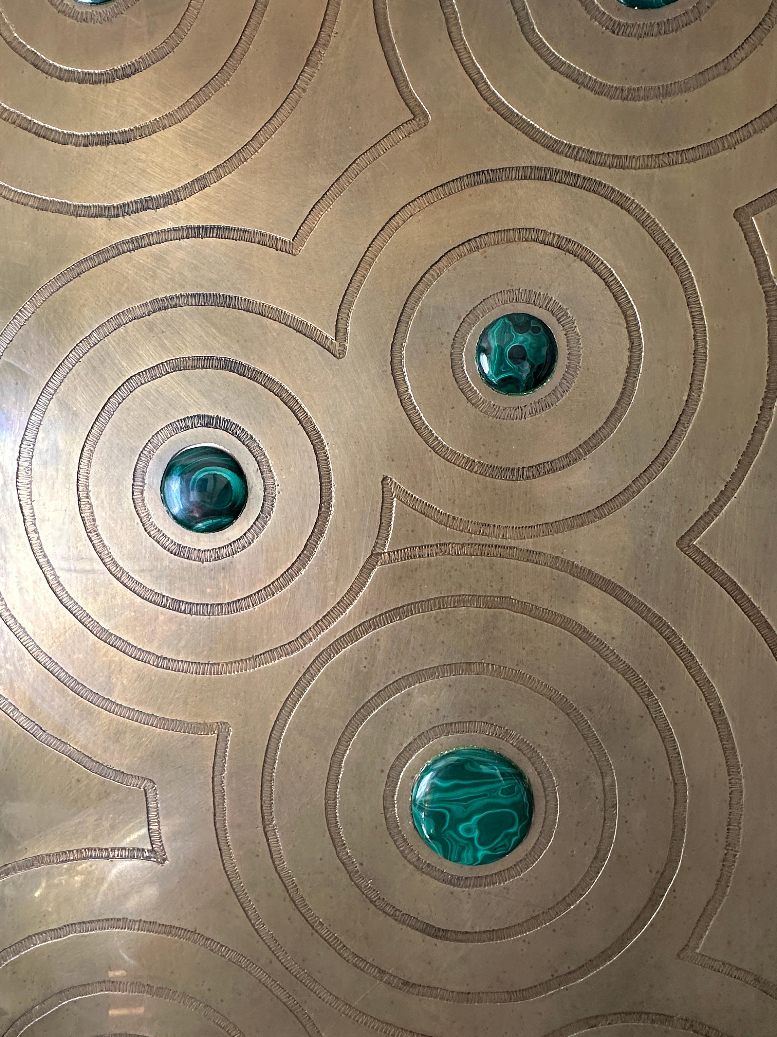 Scultura da parete in ottone inciso e malachite in vendita 1