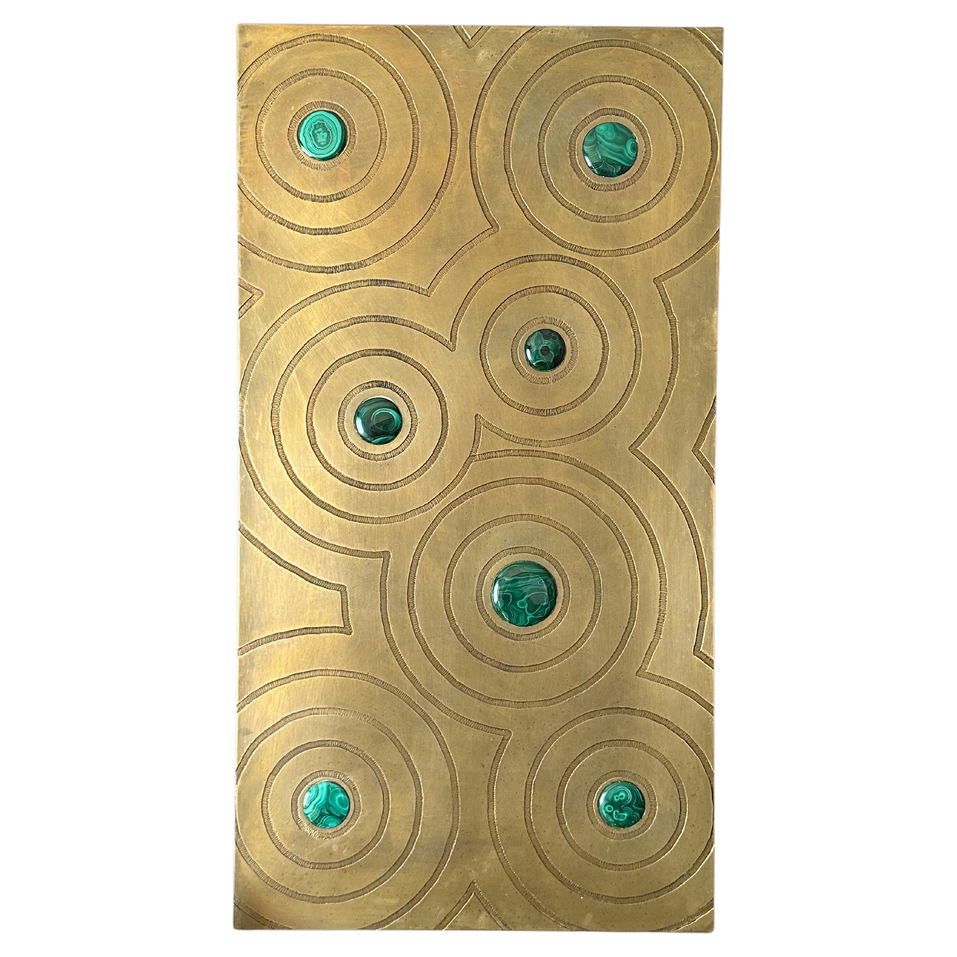 Scultura da parete in ottone inciso e malachite in vendita