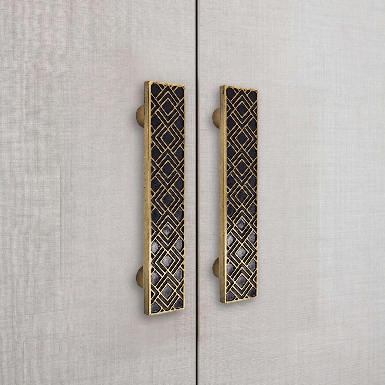 Art déco Tirette de meuble en laiton gravé  15 x 3 cm Motif géométrique en résine noire en vente