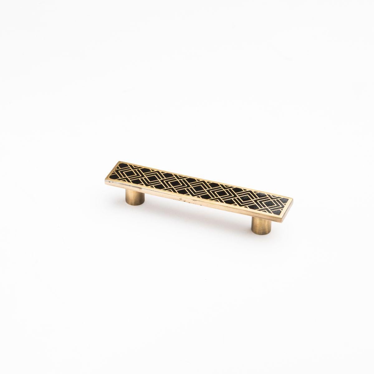Gravierter Messing-Schrankgriff  15 x 3 cm Geometrisches Motiv mit schwarzem Harz im Angebot 1
