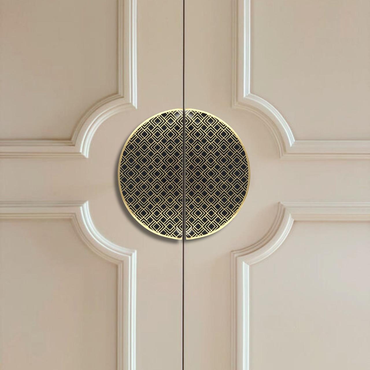 Use: Indoor 

Engraved brass pull handle and black resin.

note: Differences from the sample/photo provided should not be considered manufacturing defects, but rather a characteristic of the manual process, which may result in variations in color