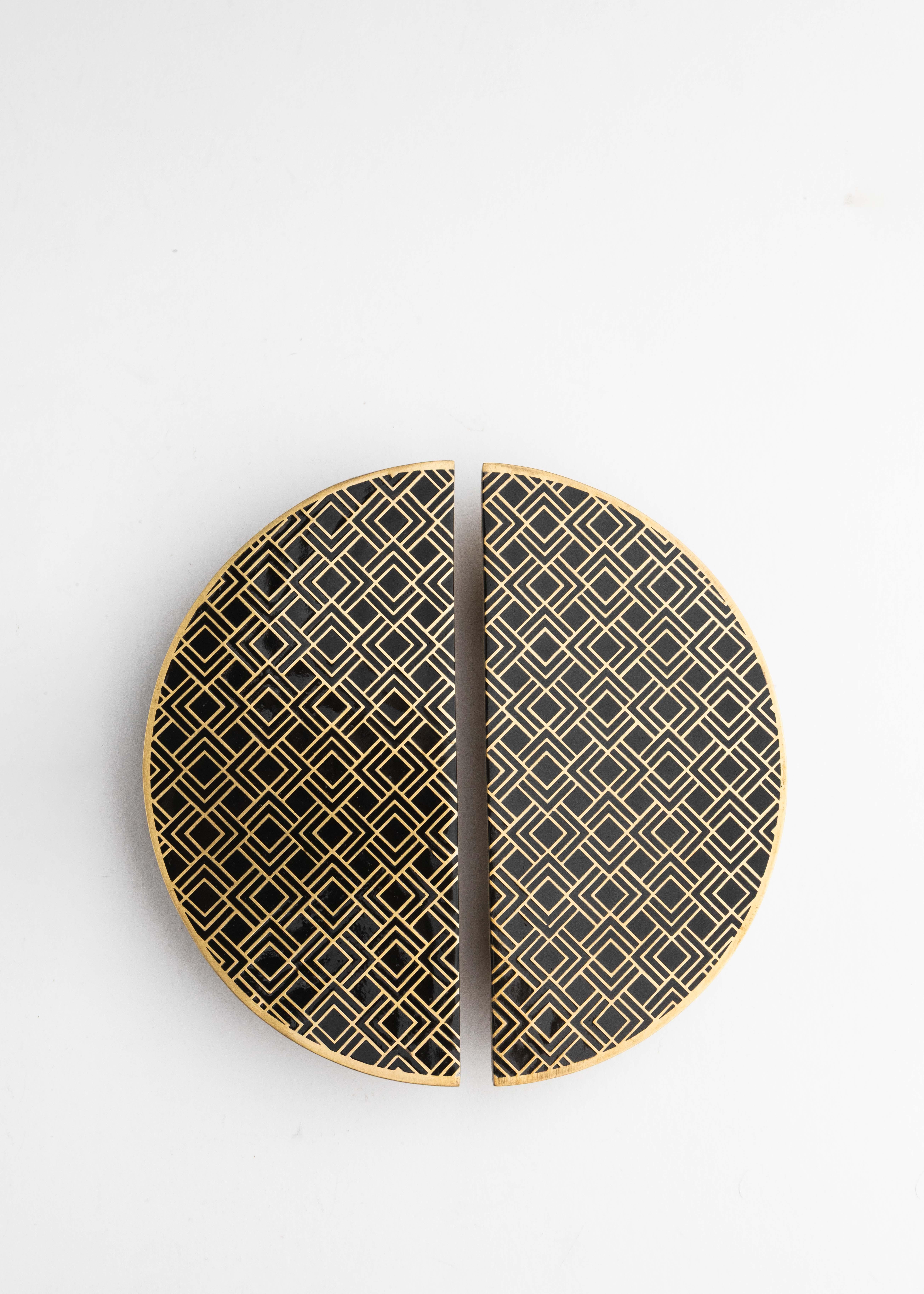 Engraved brass door pull ø 20 cm Art Deco signature In condizioni Nuovo in vendita a Marrakech, MA