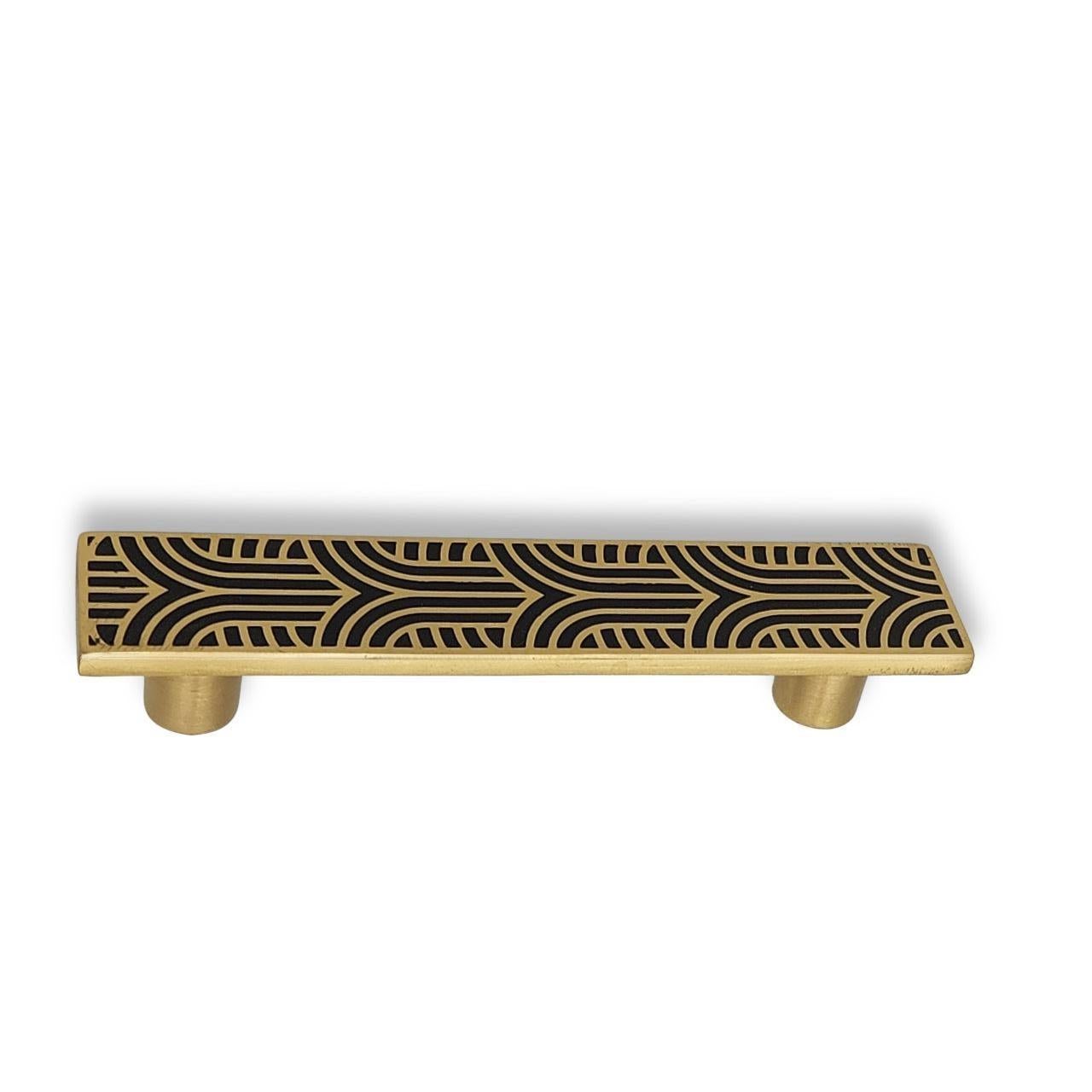 Art déco Tirette de tiroir en laiton gravé 15 x 3 cm Motif éventail en résine noire en vente