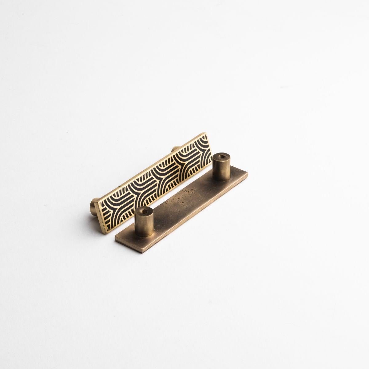 Gravierter Schubladengriff aus Messing 15 x 3 cm Fächermotiv mit schwarzem Harz (Art déco) im Angebot