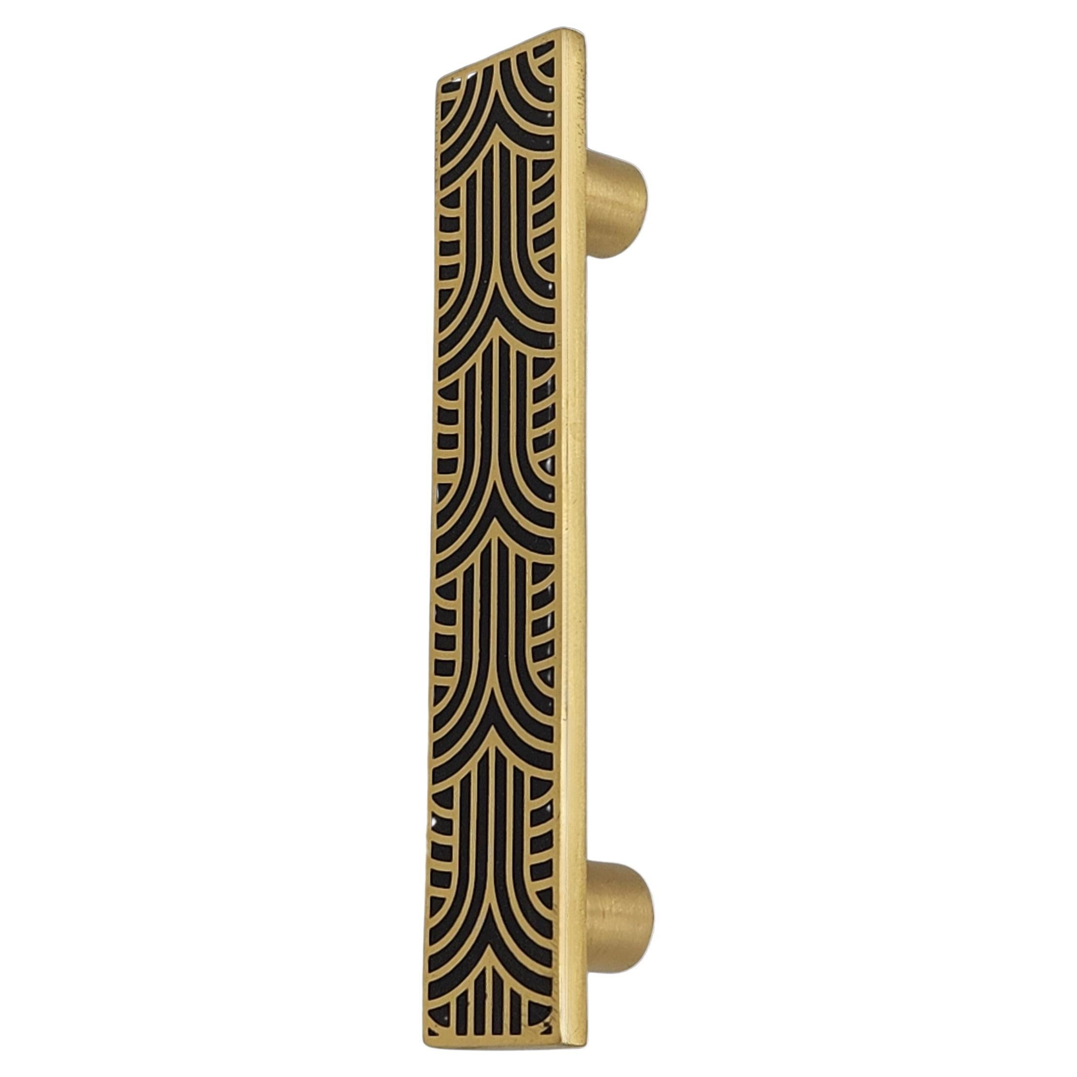 Engraved brass drawer pull 15 x 3 cm Fan motif with black resin For Sale