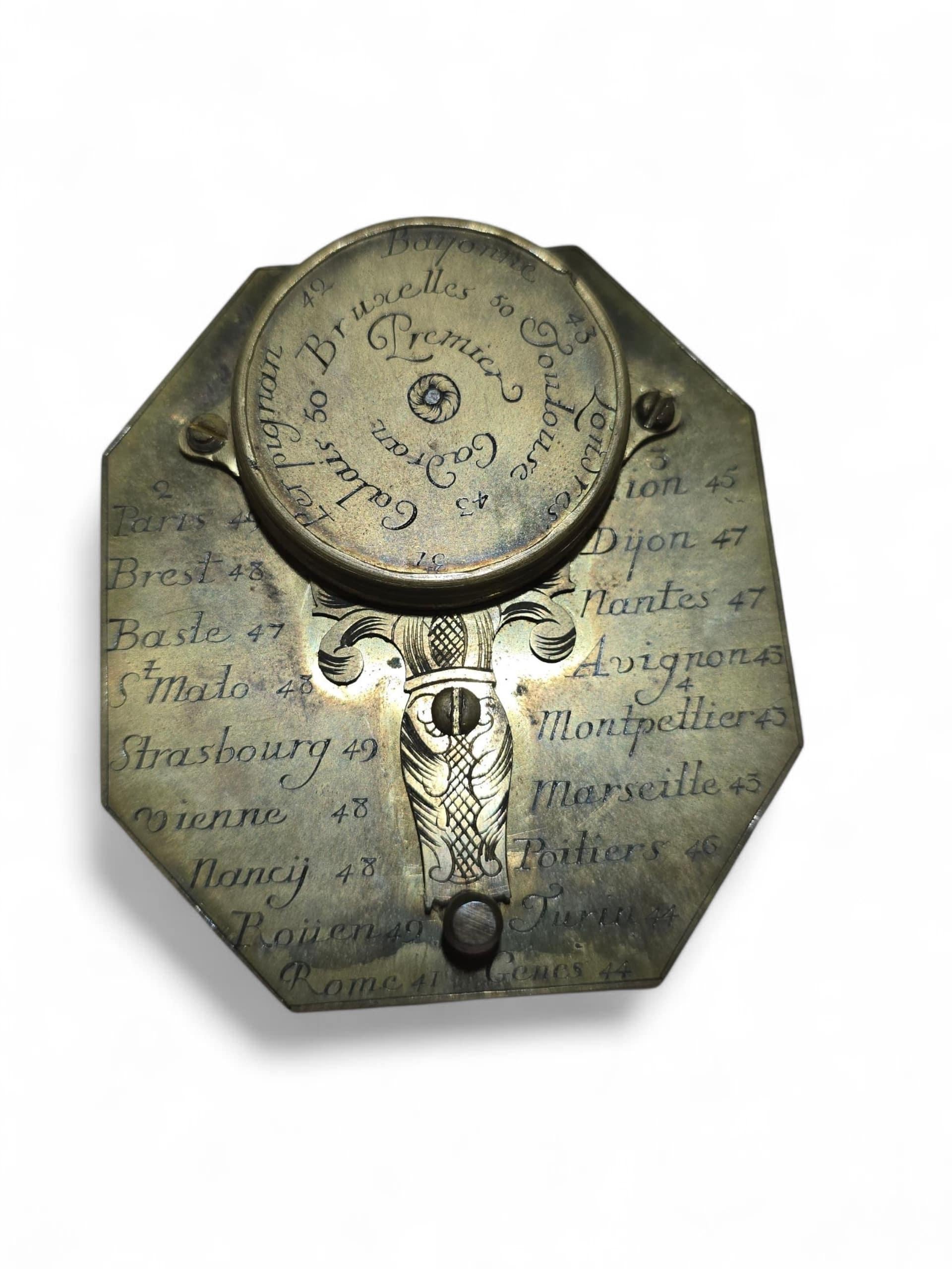 Cadran solaire portatif en laiton gravé signé 