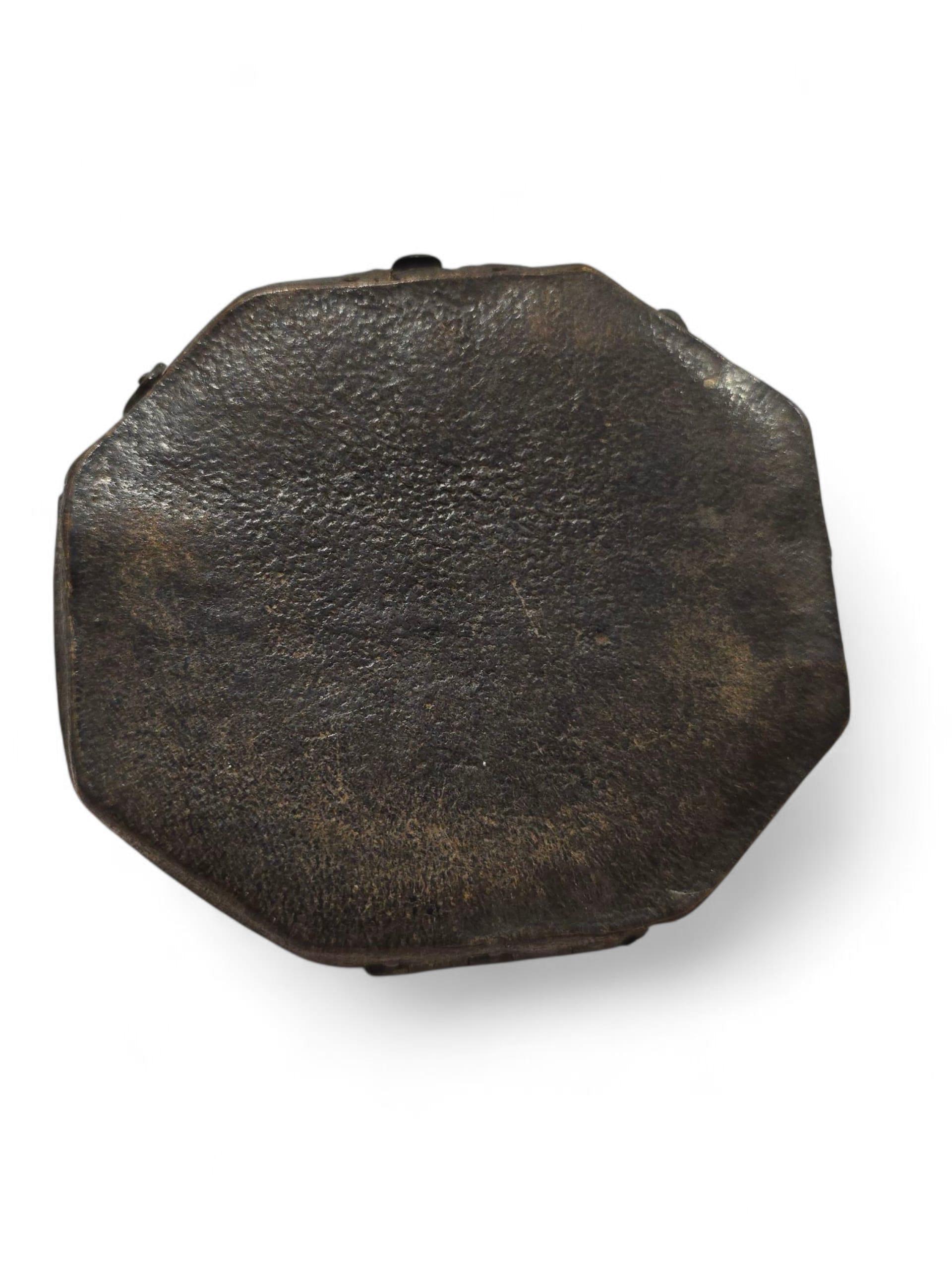 Milieu du XVIIIe siècle Cadran solaire portatif en laiton gravé signé 