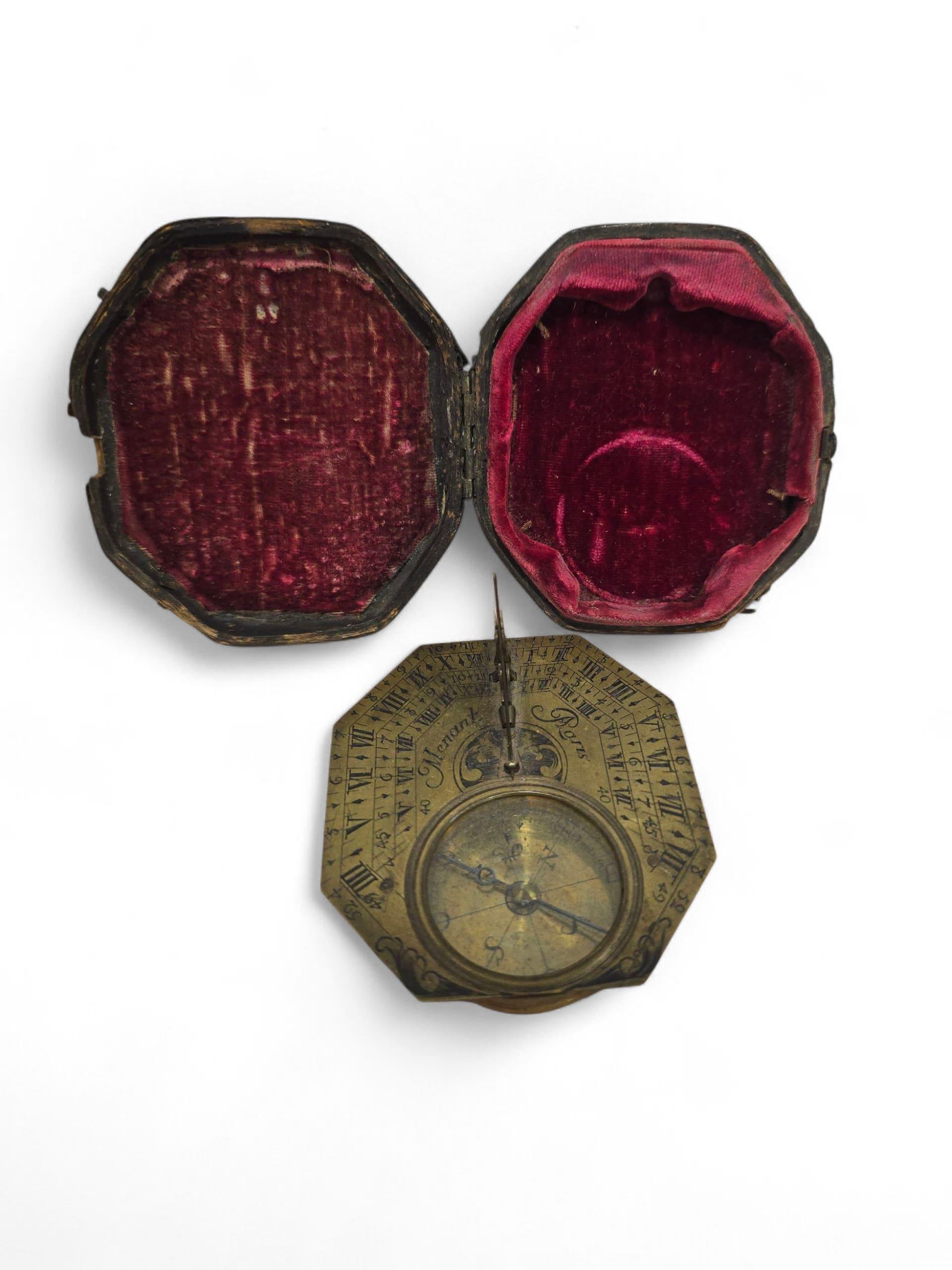 Laiton Cadran solaire portatif en laiton gravé signé 