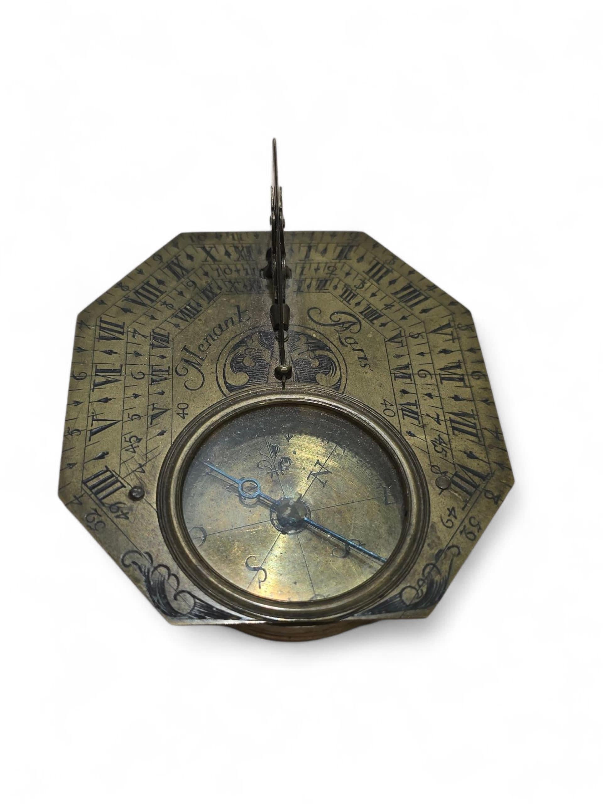 Cadran solaire portatif en laiton gravé signé 