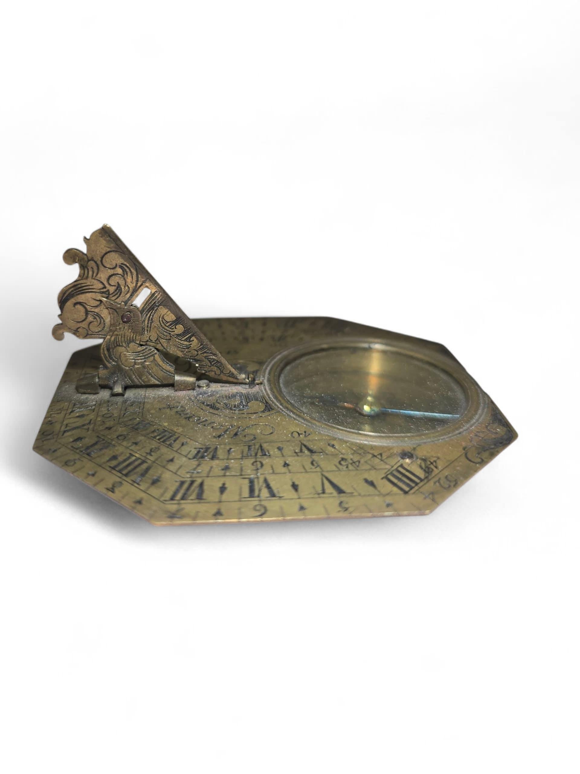 Cadran solaire portatif en laiton gravé signé 