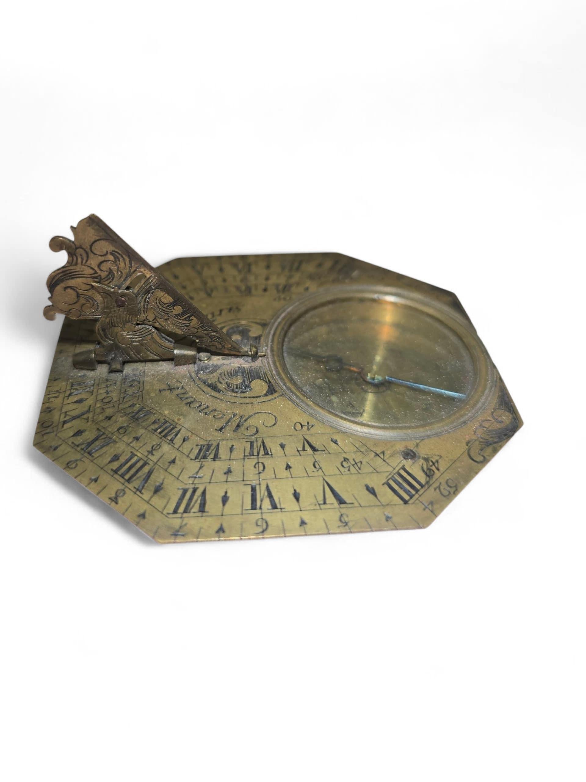 Cadran solaire portatif en laiton gravé signé 