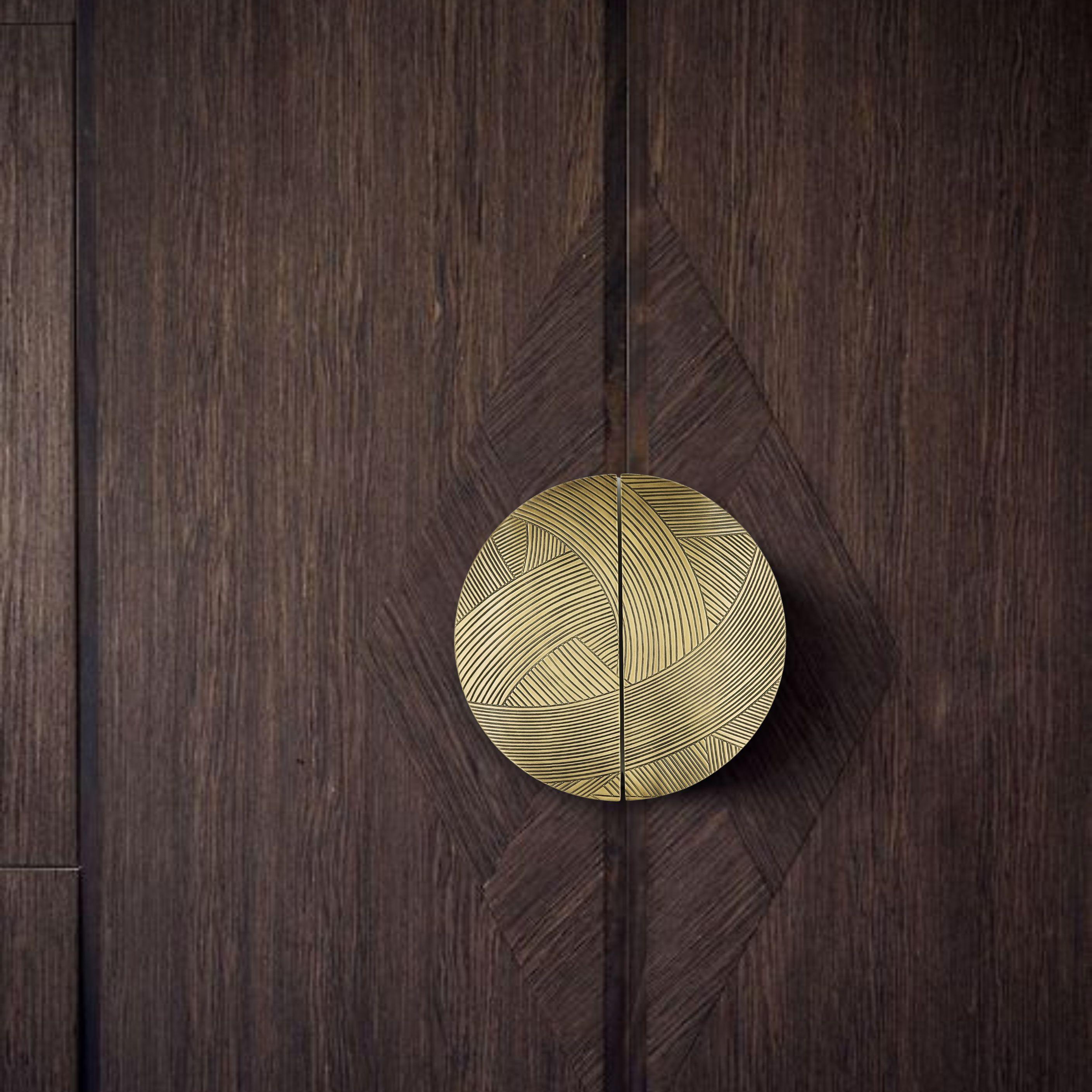 Forged Engraved brass pull handle – Ø 20 cm – Open Manifest collection For Sale