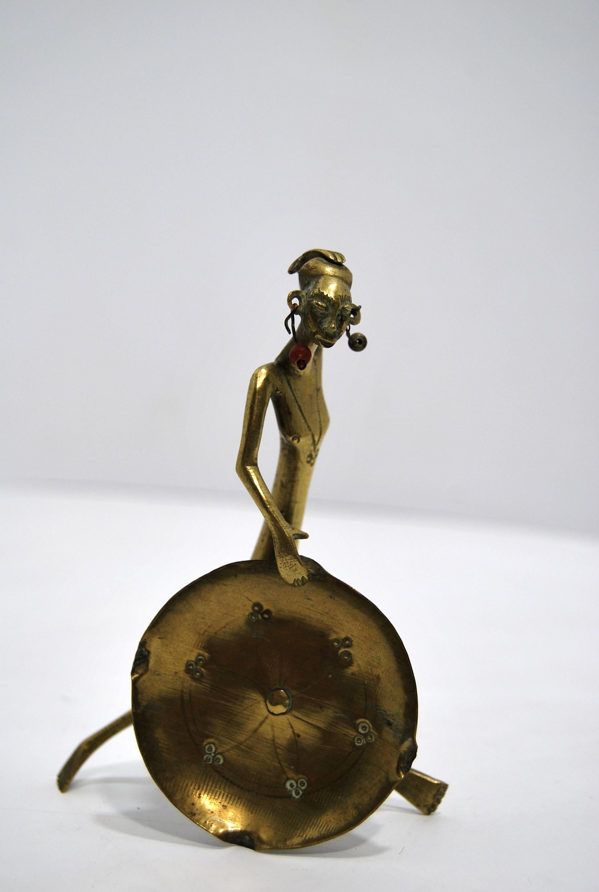 Preciosa estatuilla pequeña de latón fundido con muchos detalles finamente grabados en el rostro, el torso, el taparrabos y el escudo. Orejas perforadas con pendientes.
Arte africano del siglo XX
Aproximadamente a mediados del siglo XX
Preciosos