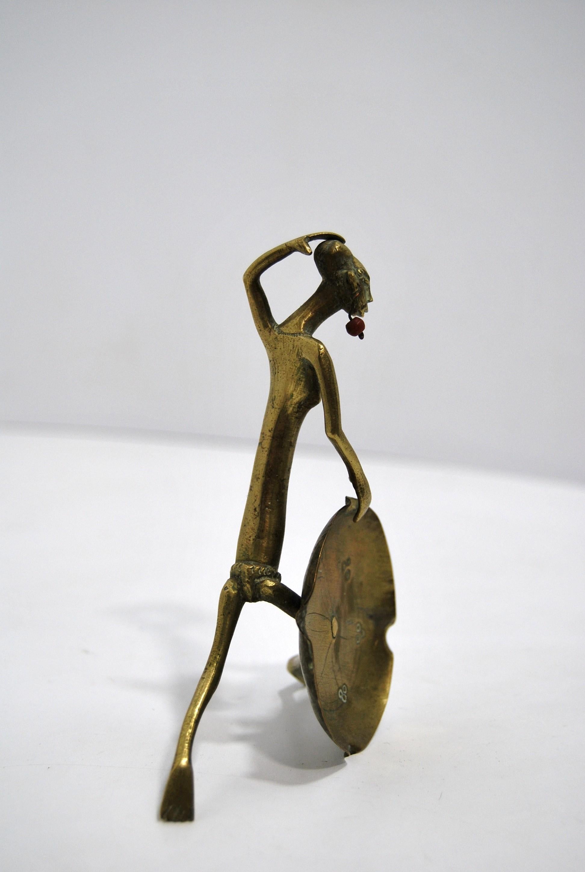 Estatuilla de latón grabado - arte tribal africano de mediados del siglo XX en Excelente estado para la venta en Argenteuil, IDF
