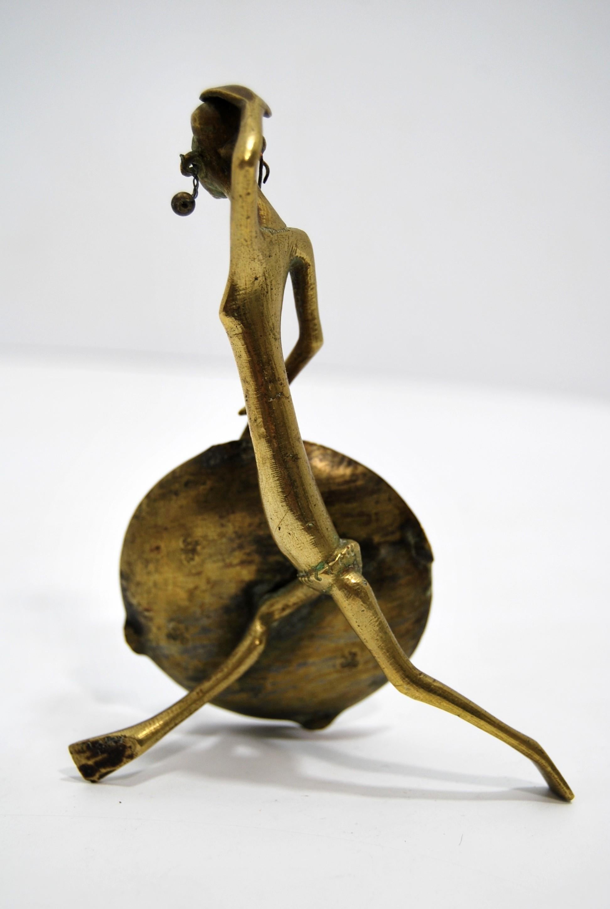 Estatuilla de latón grabado - arte tribal africano de mediados del siglo XX en venta 1