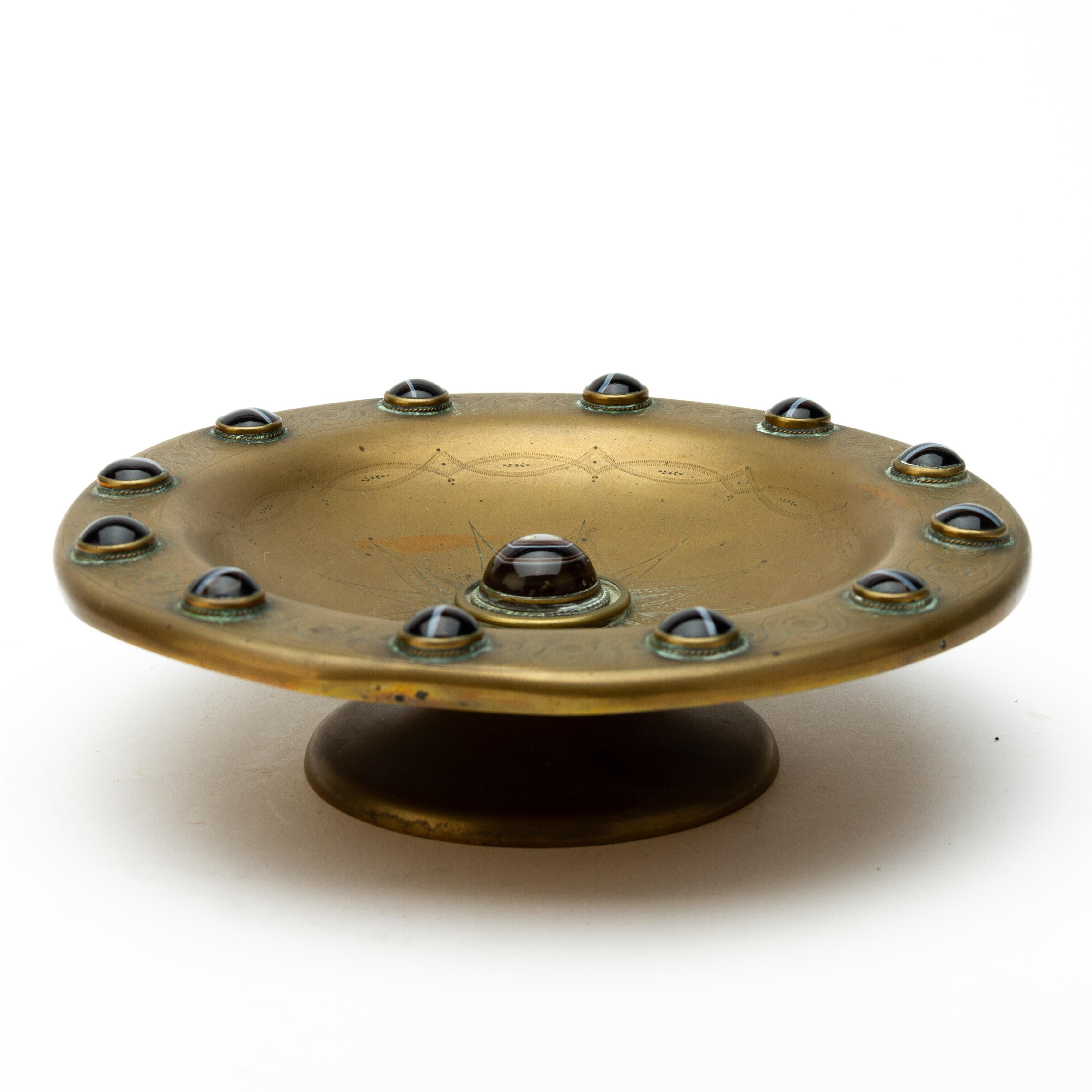 Engraved Brass Tazza Inlaid with Banded Agate Late 19th Century  For Sale 4